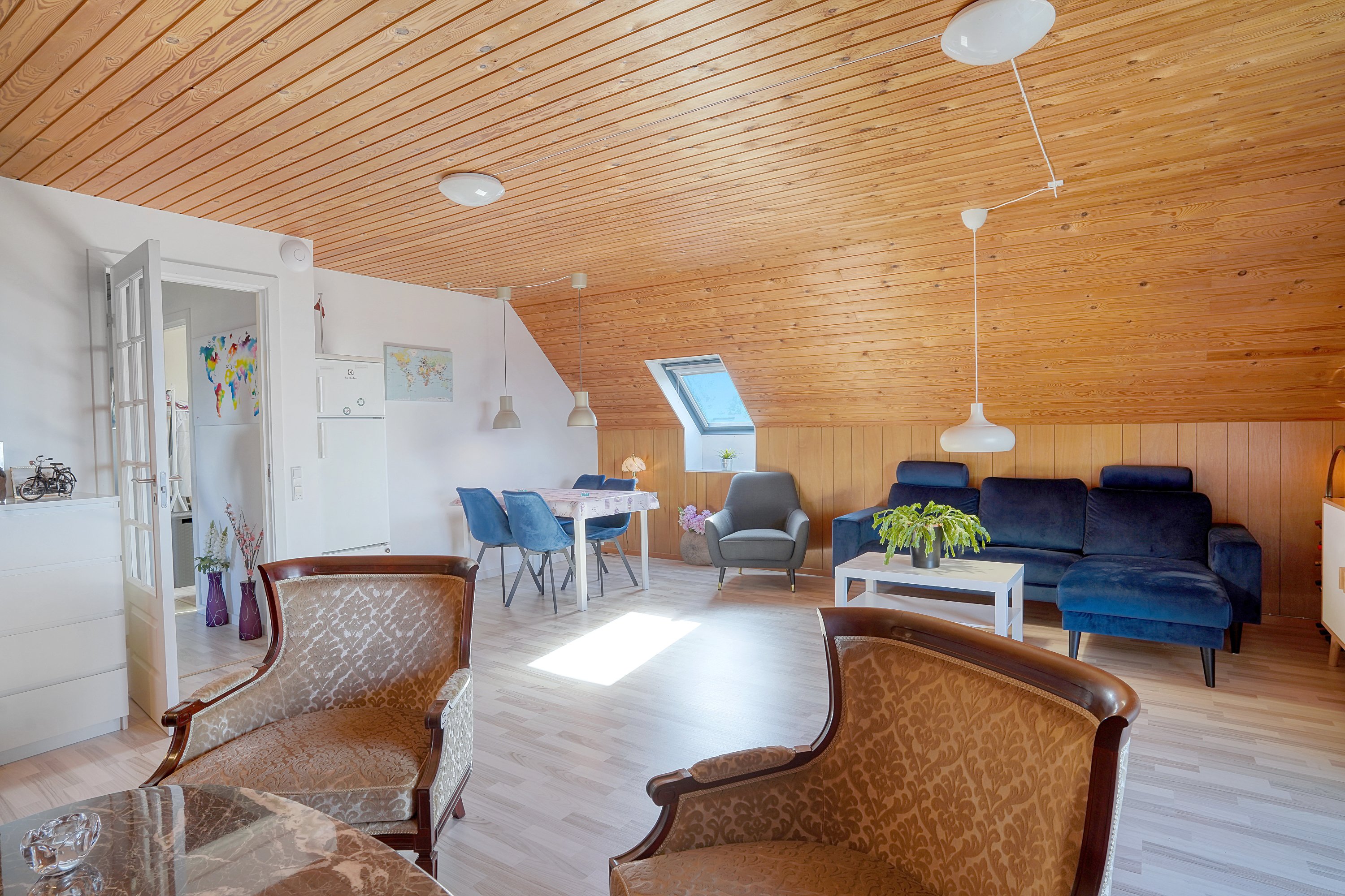 Fremhævet stue billede i fuldskærmstilstand. Billede af Rosenalle 7, 3320 Skævinge