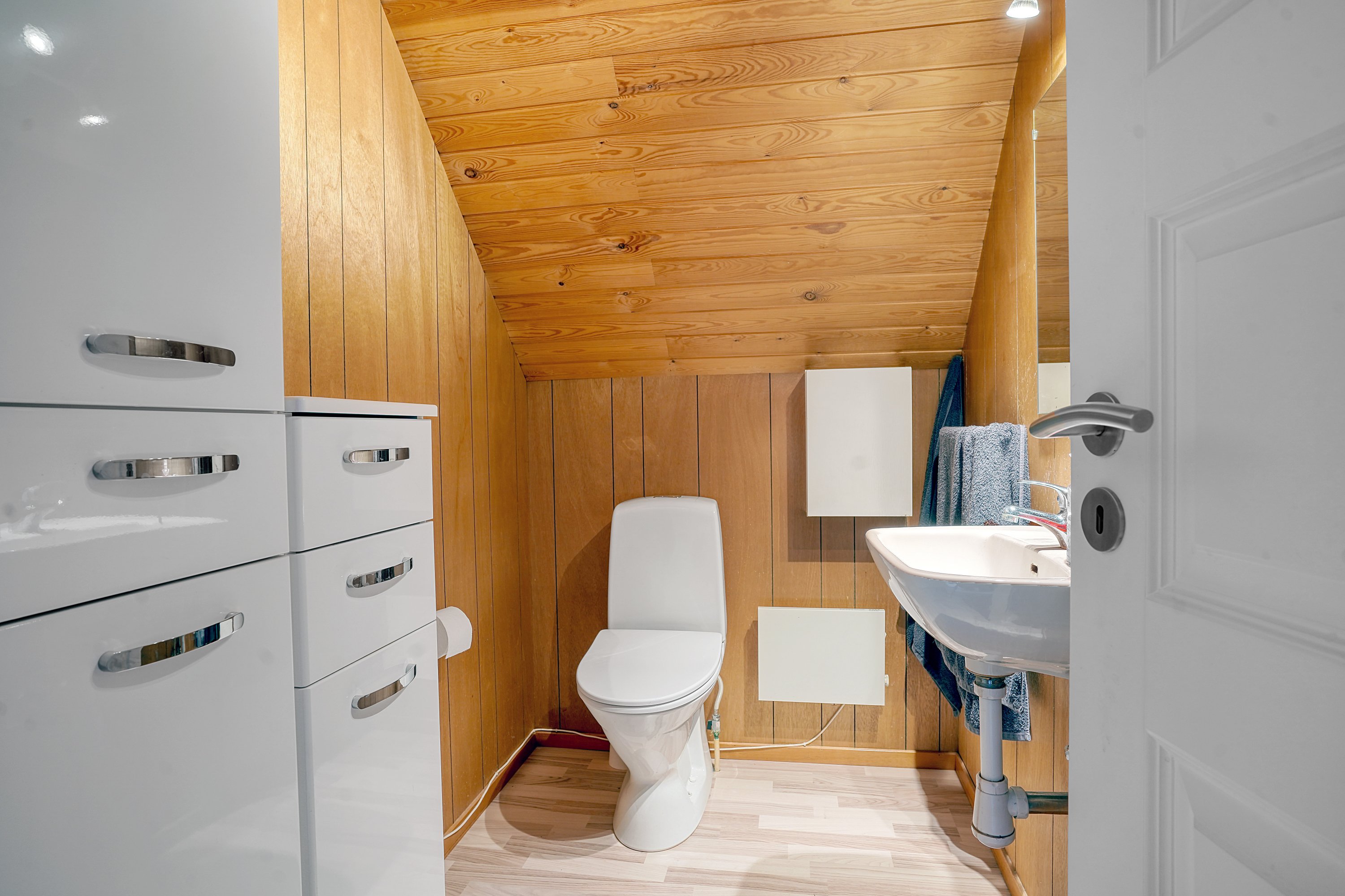 Fremhævet wc billede i fuldskærmstilstand. Billede af Rosenalle 7, 3320 Skævinge