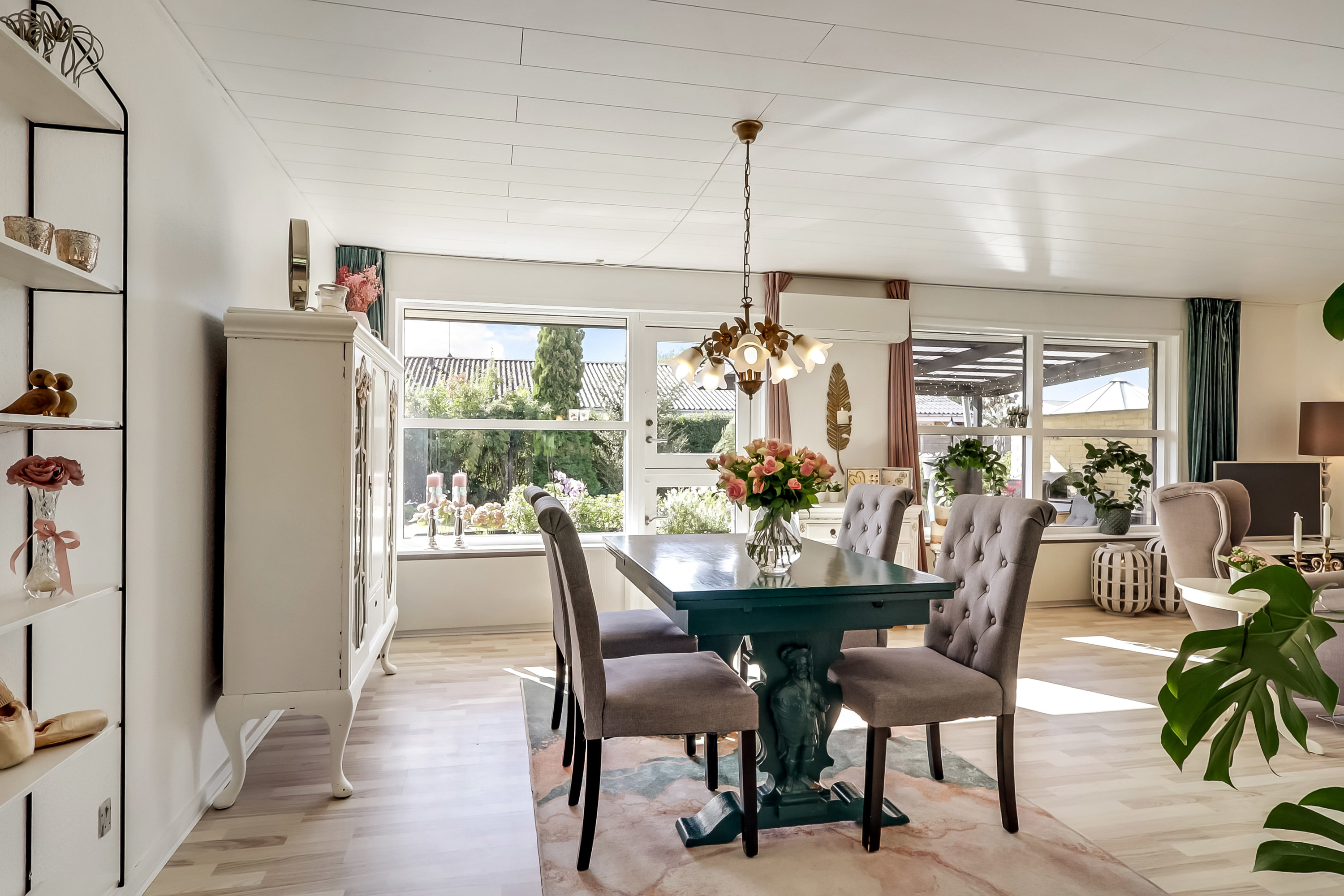 Fremhævet stue billede i fuldskærmstilstand. Billede af Kobberbæksvej 99, 5700 Svendborg