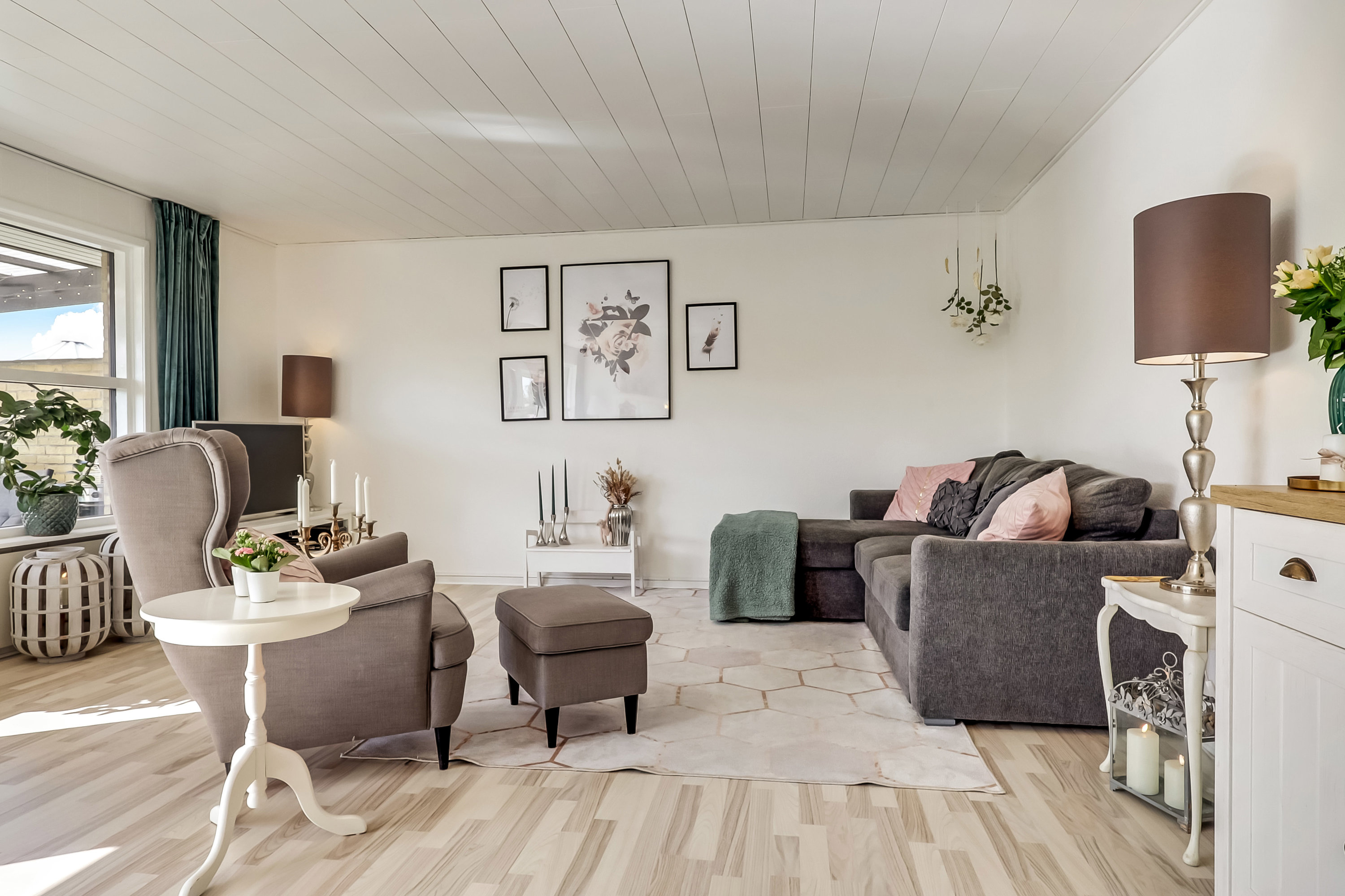 Fremhævet stue billede i fuldskærmstilstand. Billede af Kobberbæksvej 99, 5700 Svendborg