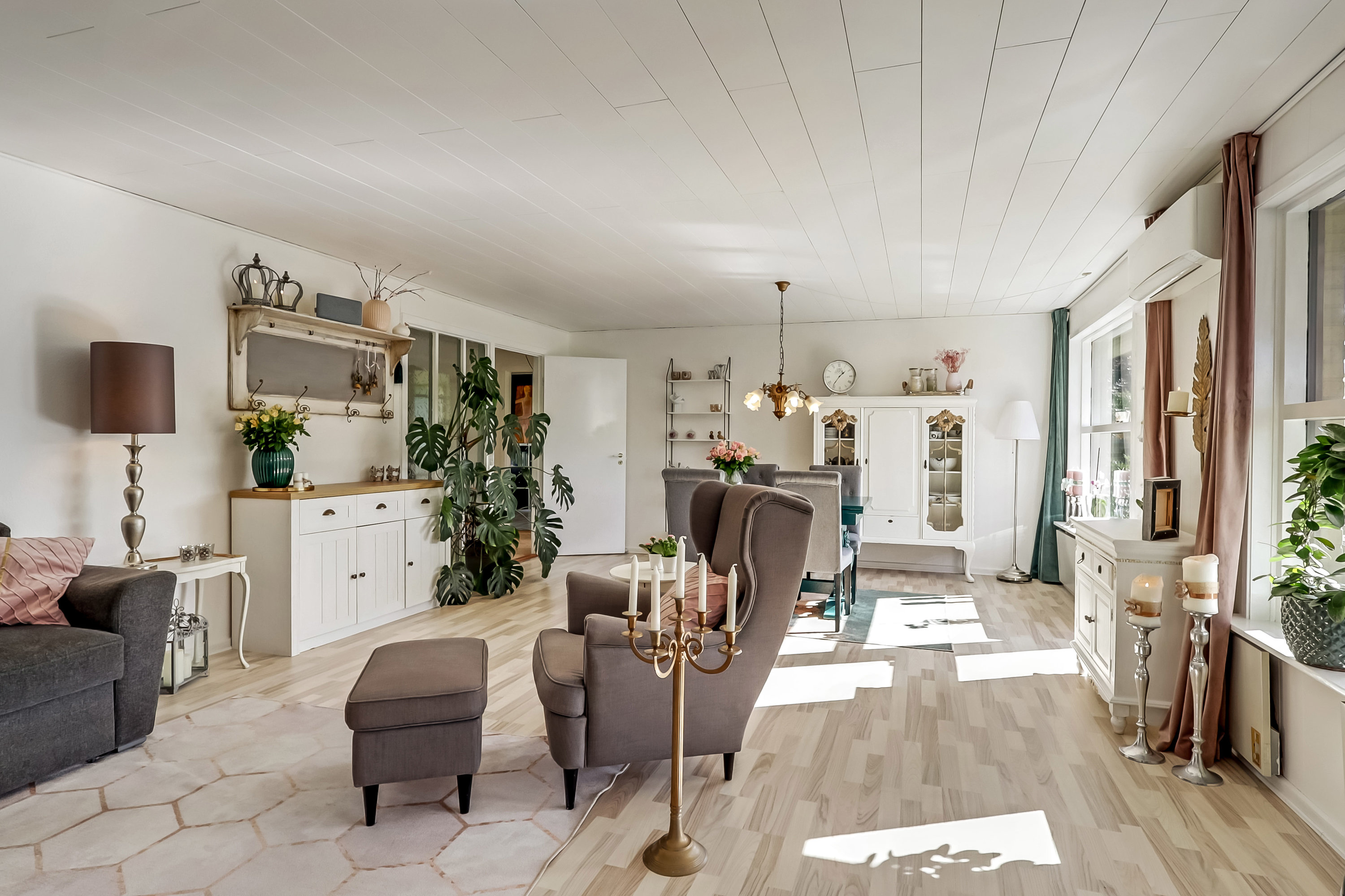 Fremhævet stue billede i fuldskærmstilstand. Billede af Kobberbæksvej 99, 5700 Svendborg