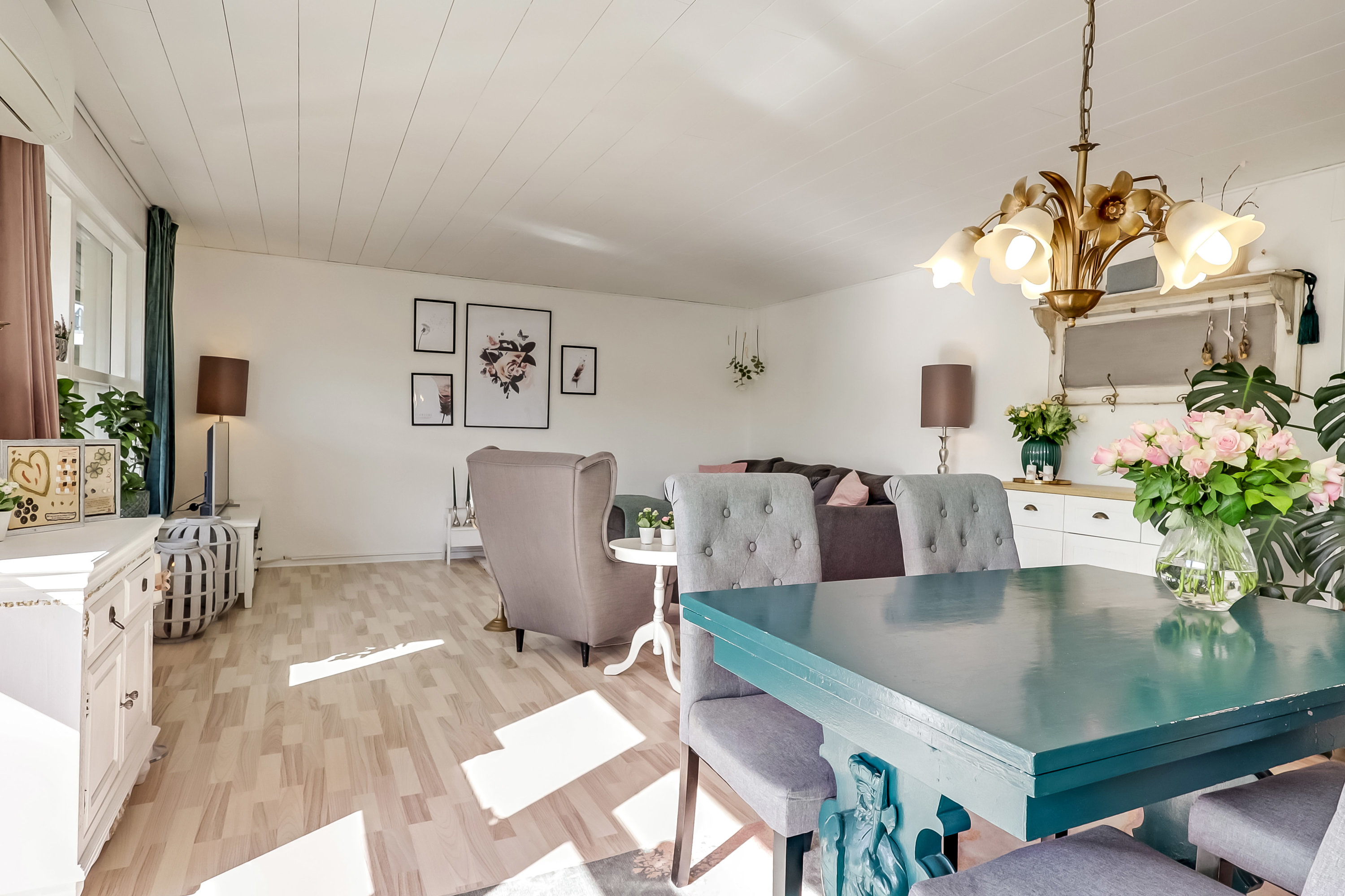 Fremhævet stue billede i fuldskærmstilstand. Billede af Kobberbæksvej 99, 5700 Svendborg