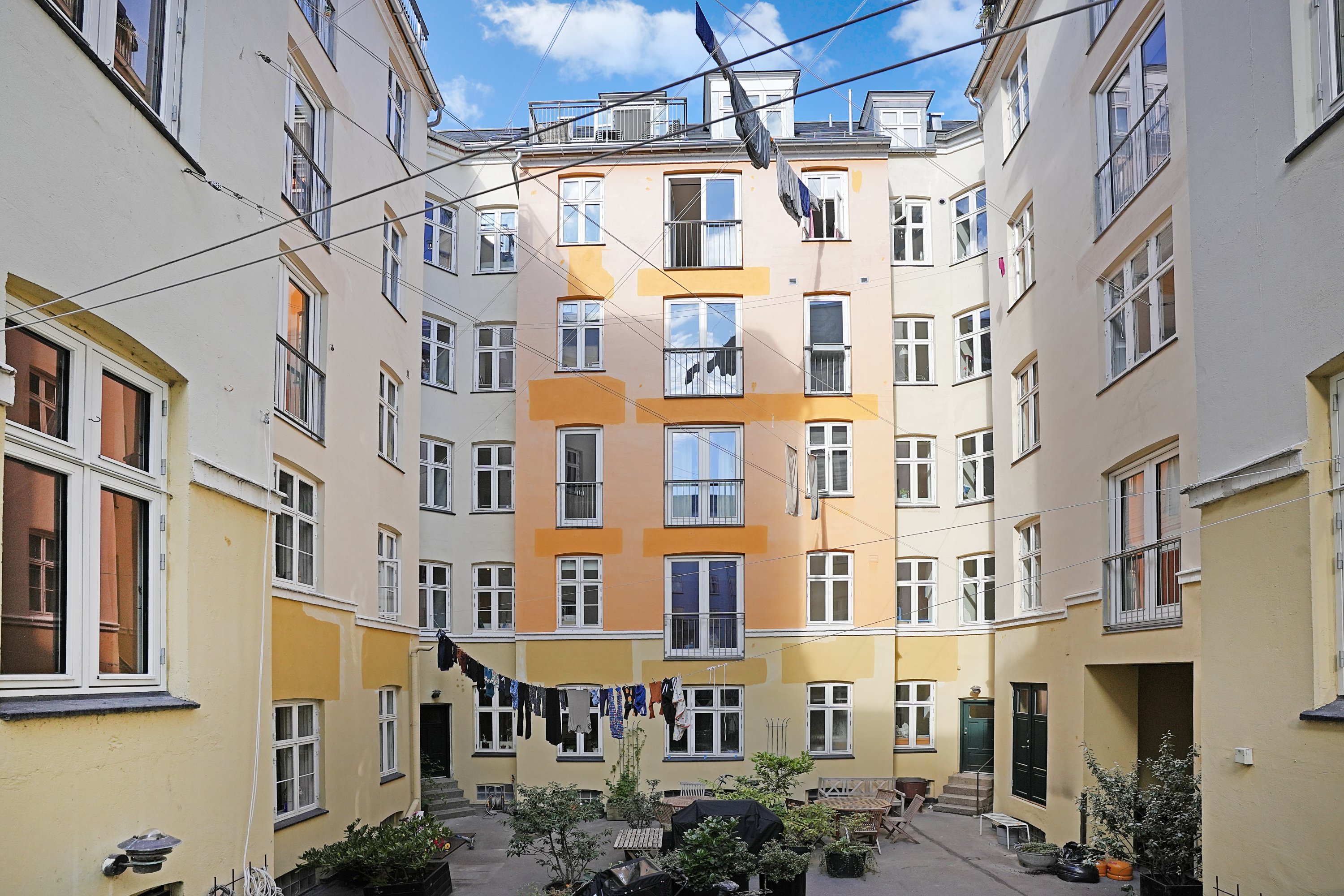 Fremhævet gårdmiljø billede i fuldskærmstilstand. Billede af Holsteinsgade 42, 5. tv., 2100 København Ø