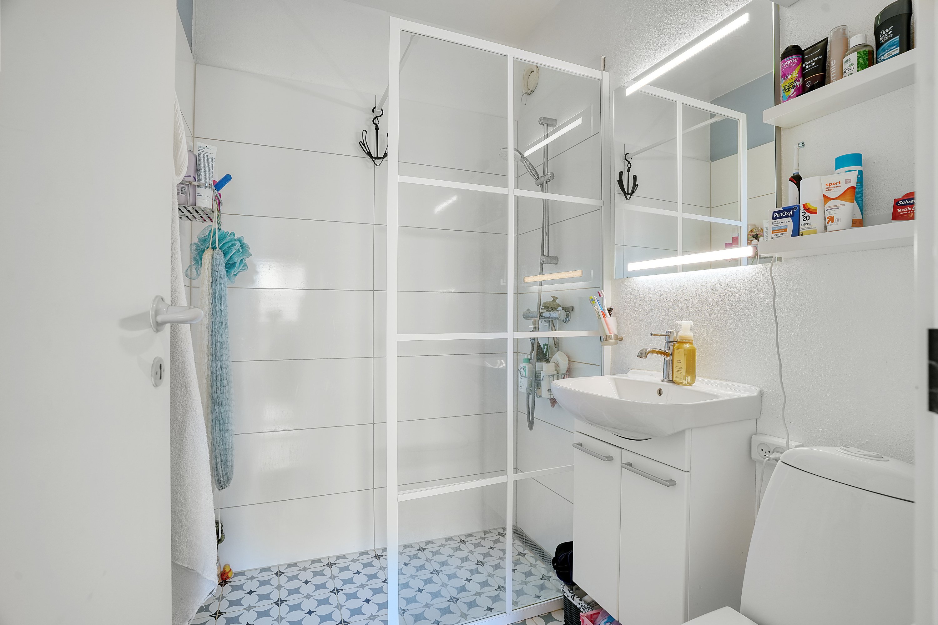 Fremhævet badeværelse billede i fuldskærmstilstand. Billede af Hørsholm Park 7, 5. tv., 2970 Hørsholm