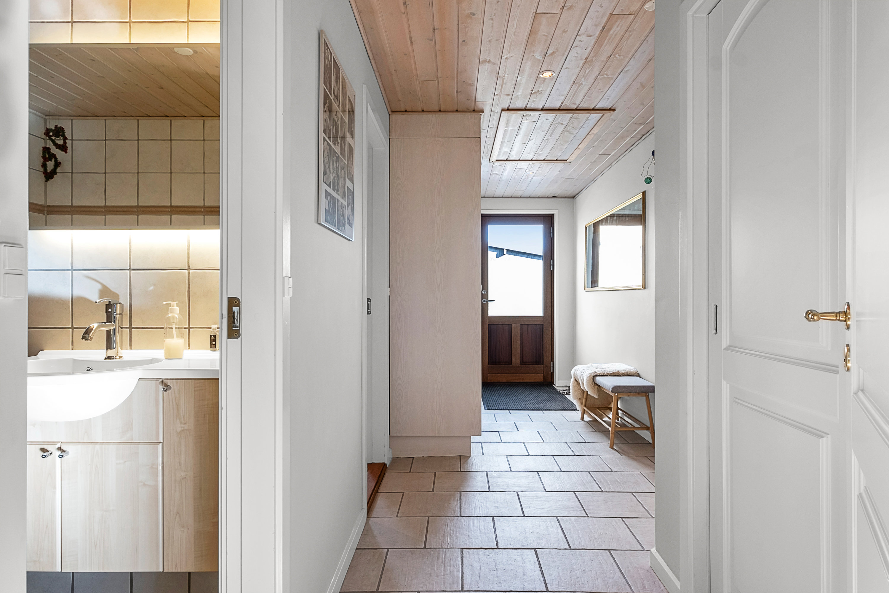 Fremhævet gang billede i fuldskærmstilstand. Billede af Åvangen 2, 8520 Lystrup