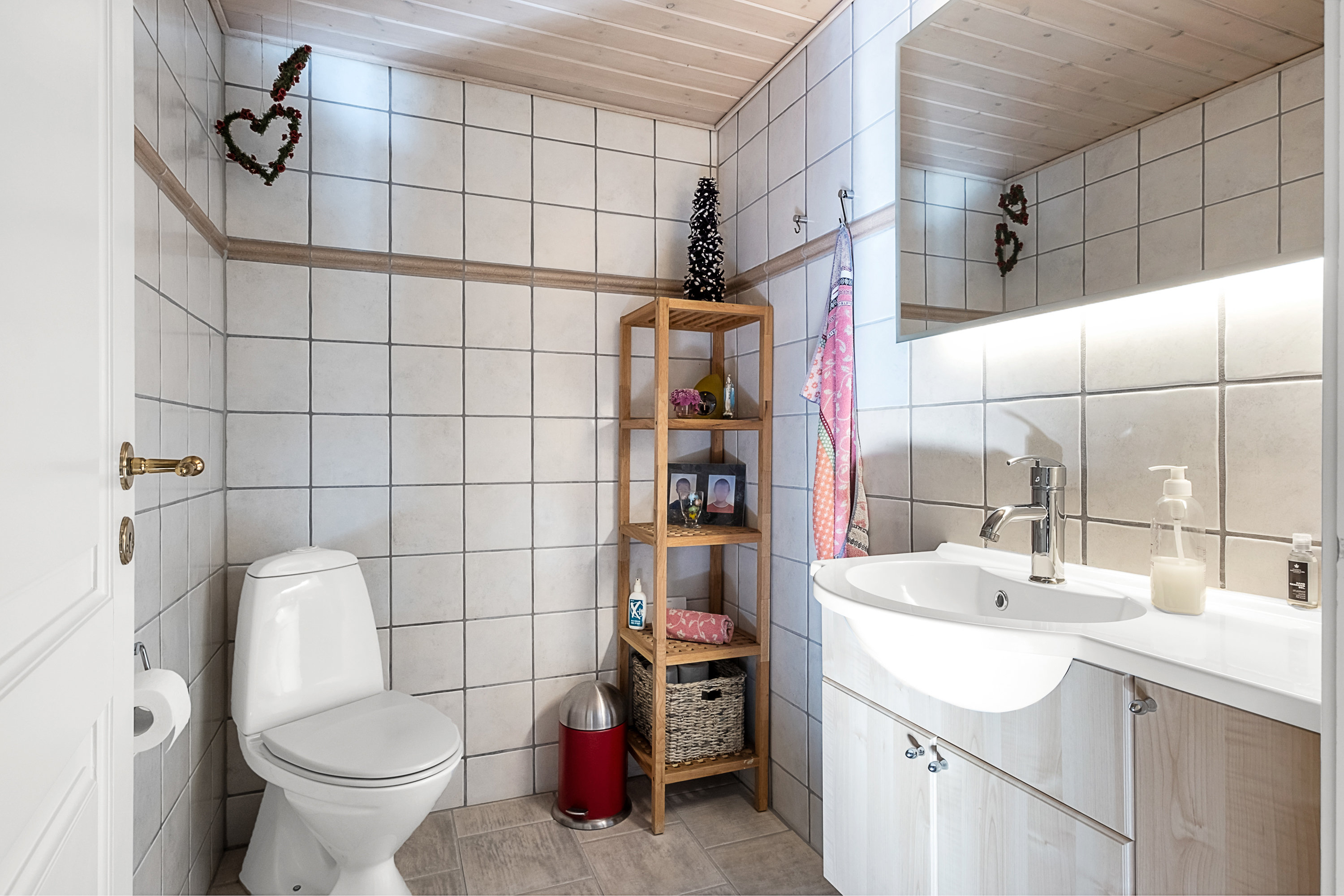 Fremhævet toilet billede i fuldskærmstilstand. Billede af Åvangen 2, 8520 Lystrup