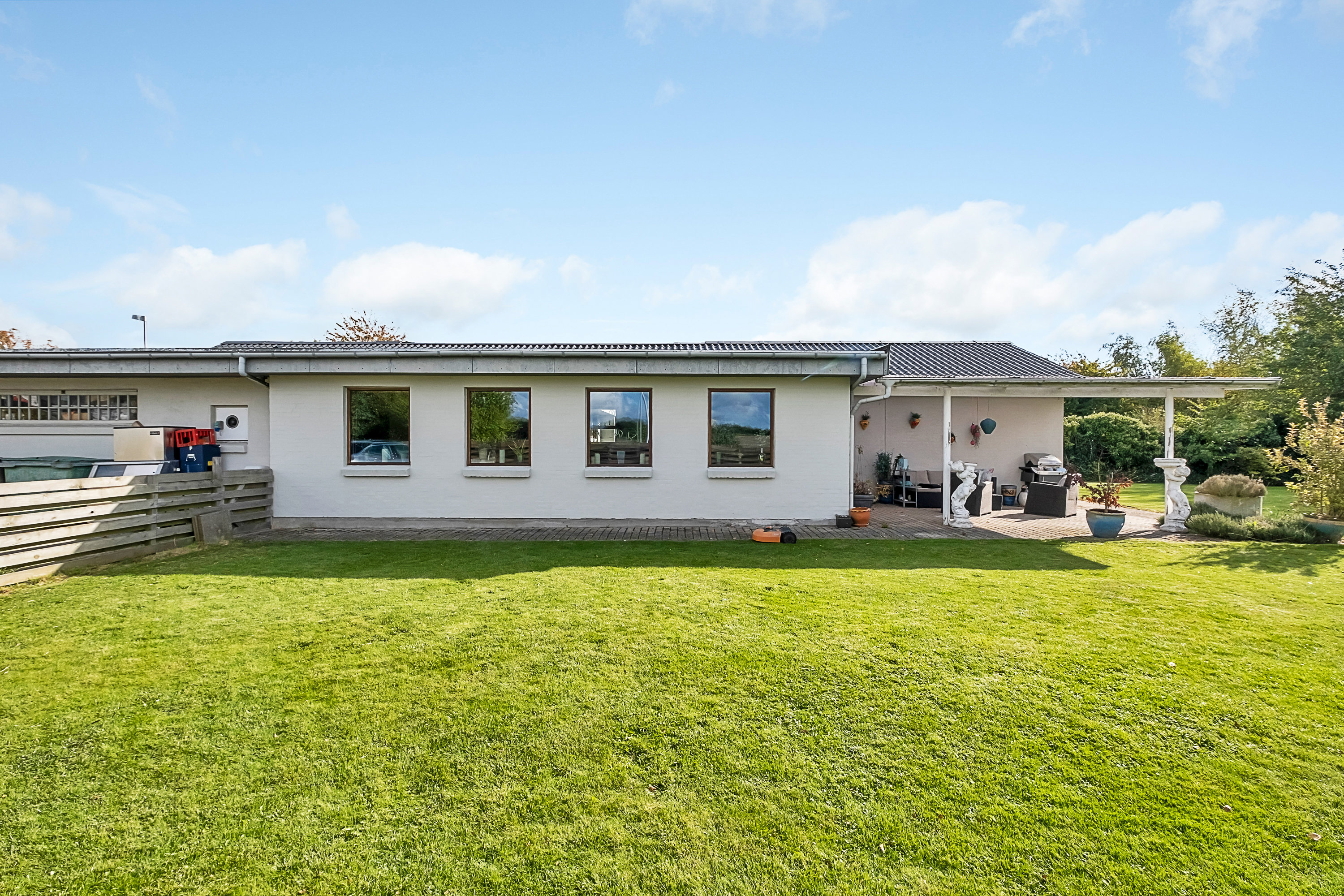 Fremhævet facade billede i fuldskærmstilstand. Billede af Åvangen 2, 8520 Lystrup