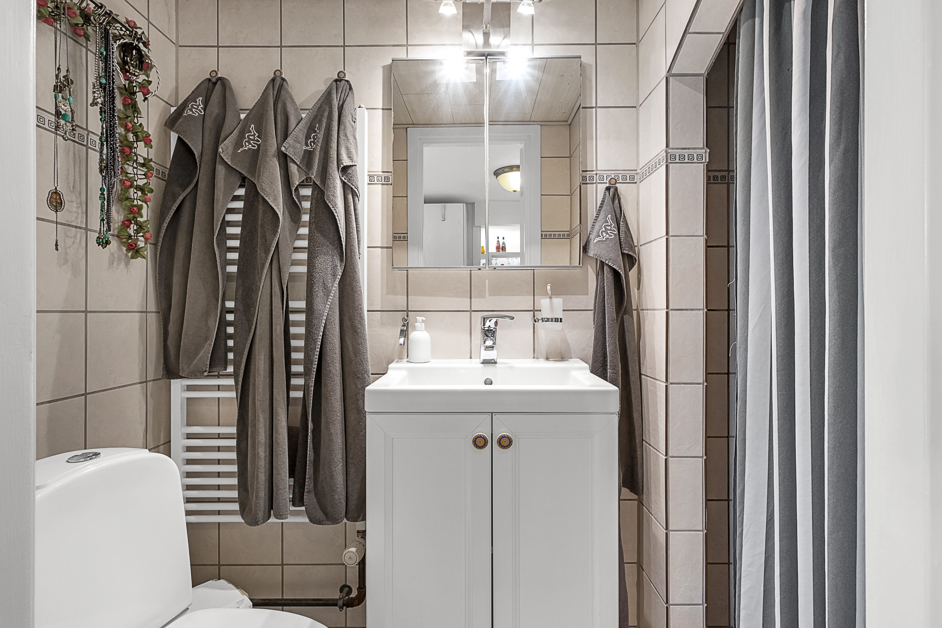 Fremhævet badeværelse billede i fuldskærmstilstand. Billede af Åvangen 2, 8520 Lystrup