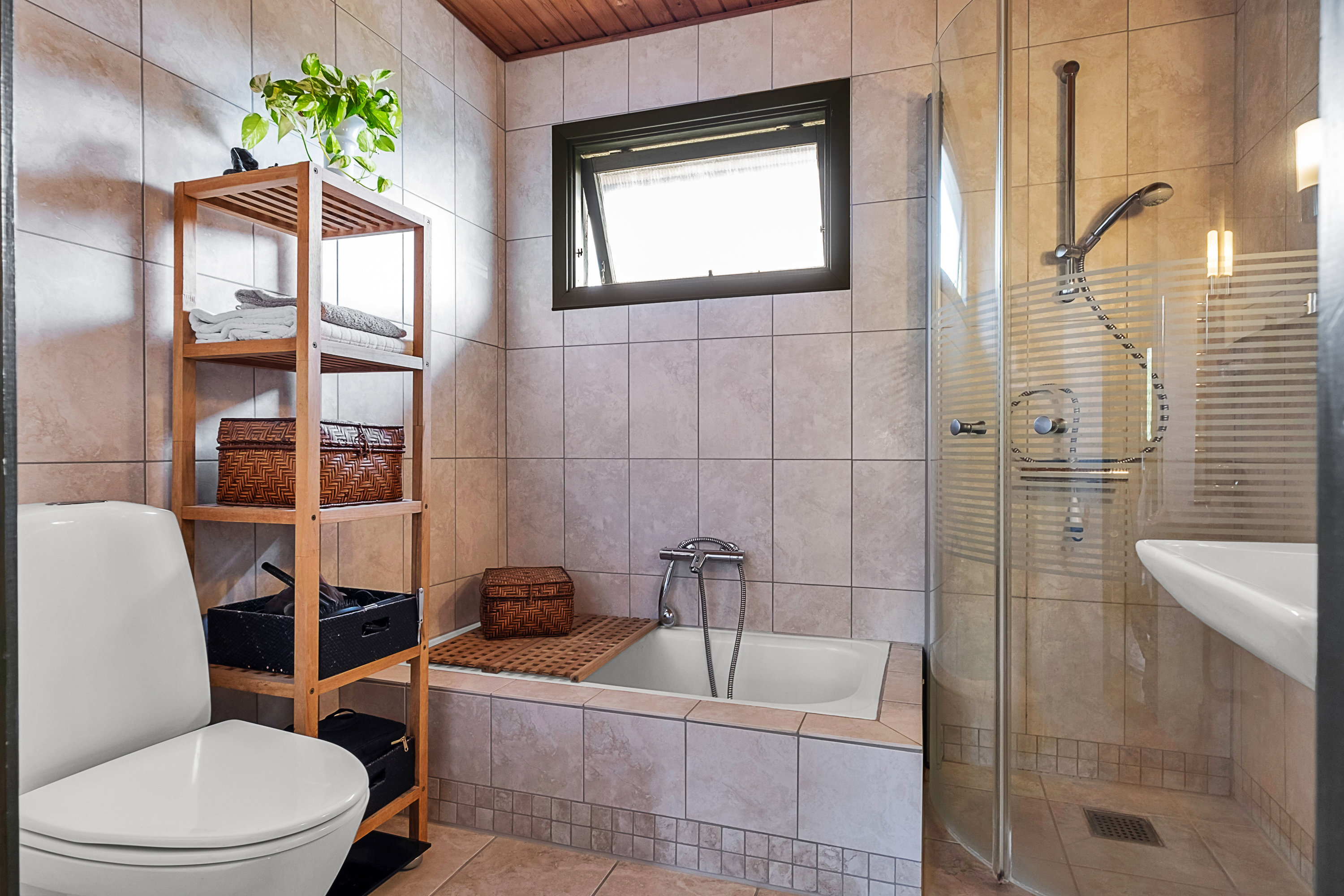 Fremhævet badeværelse billede i fuldskærmstilstand. Billede af Hyldehaven 49, 8520 Lystrup