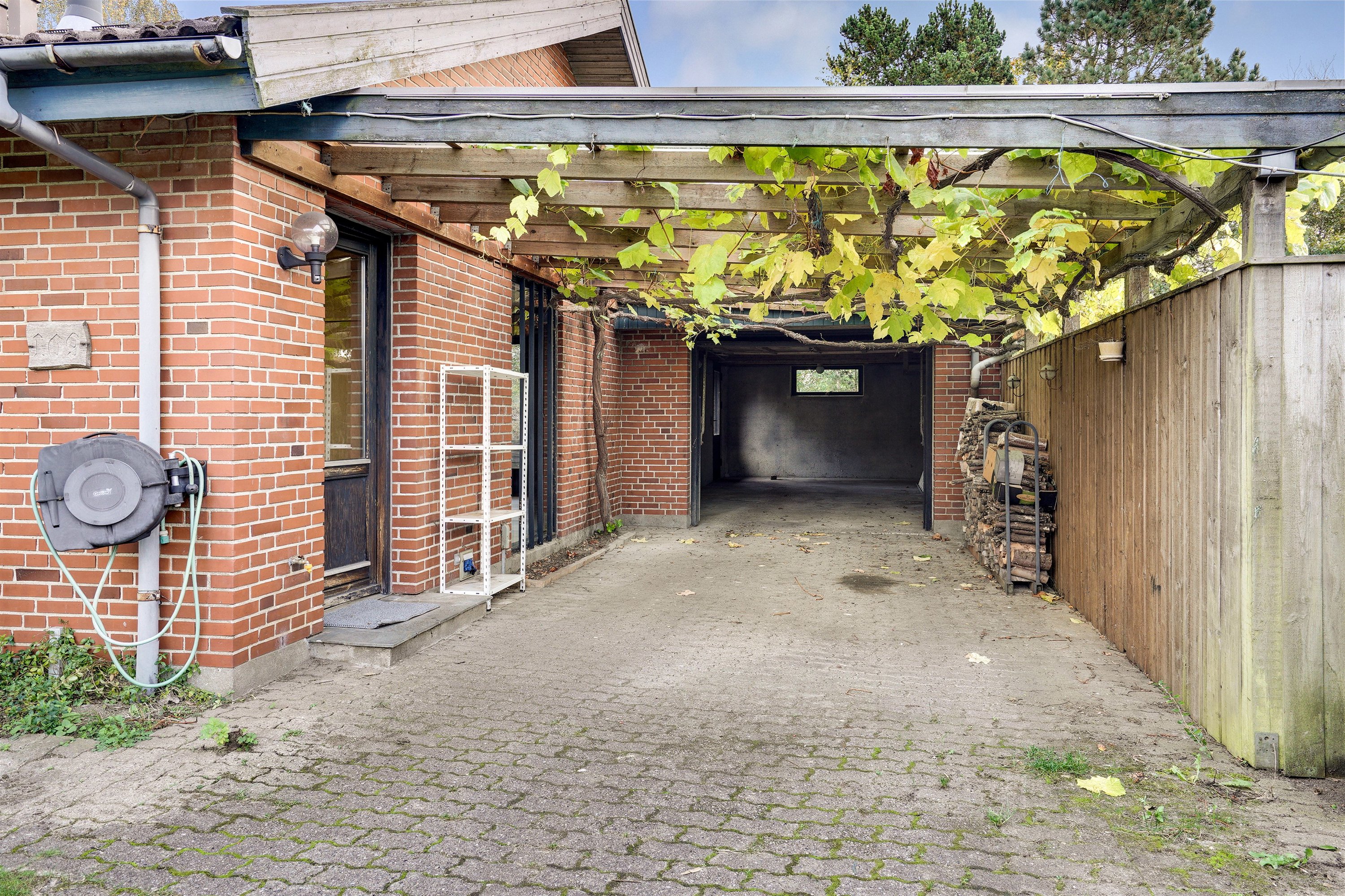 Fremhævet carport billede i fuldskærmstilstand. Billede af Mølleparken 109, 7190 Billund