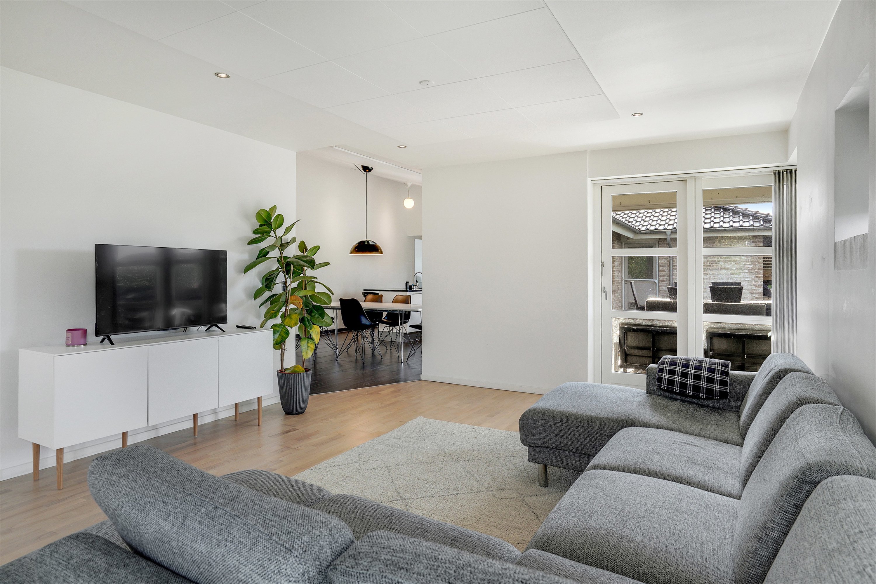 Fremhævet stue billede i fuldskærmstilstand. Billede af Lillevang 117, 7190 Billund