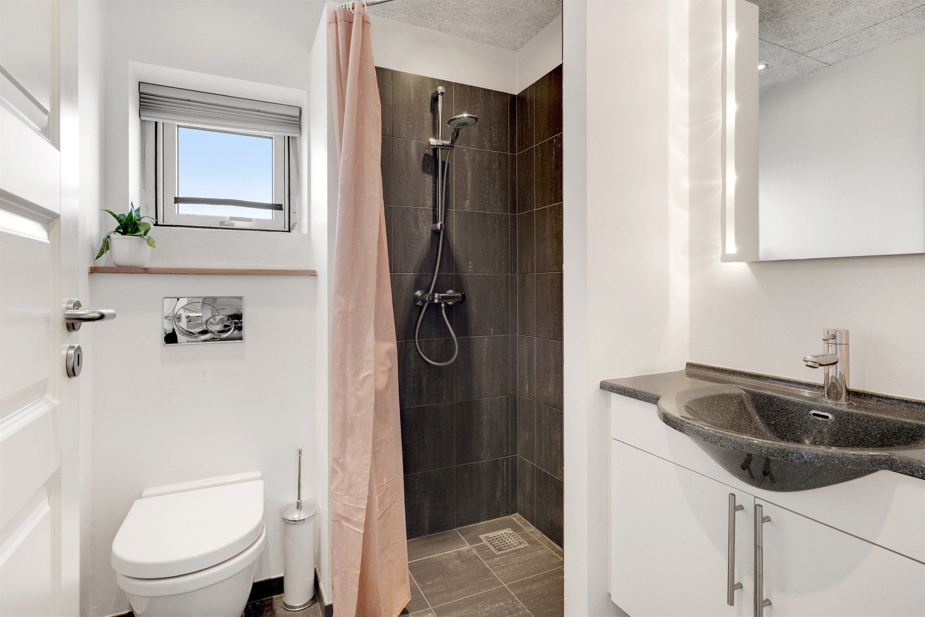 Fremhævet badeværelse billede i fuldskærmstilstand. Billede af Lillevang 117, 7190 Billund