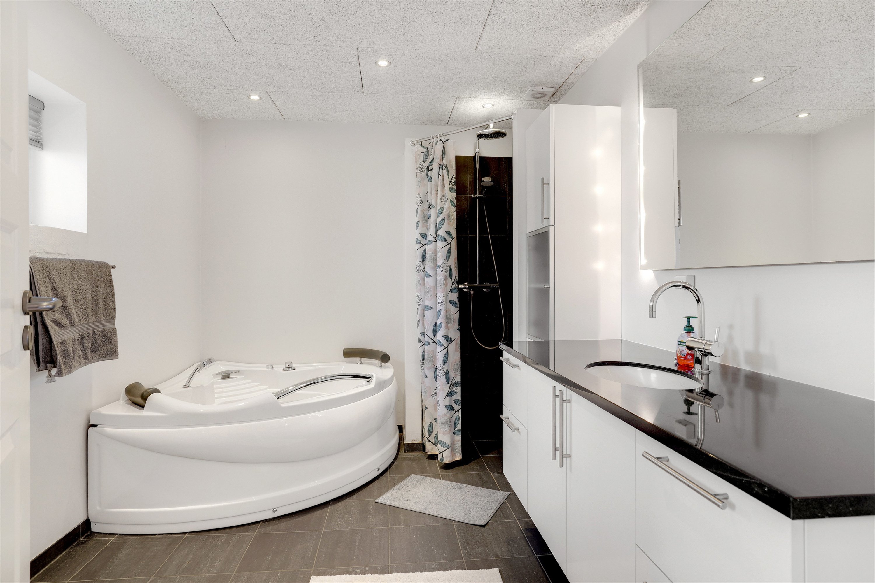 Fremhævet badeværelse billede i fuldskærmstilstand. Billede af Lillevang 117, 7190 Billund