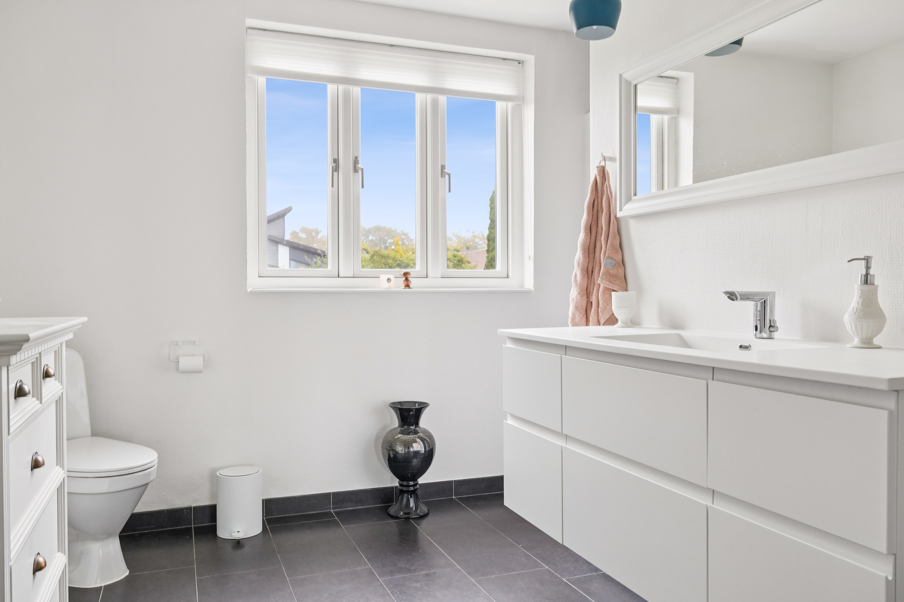 Fremhævet badeværelse billede i fuldskærmstilstand. Billede af Løvsangervænget 9, Snestrup, 5210 Odense NV