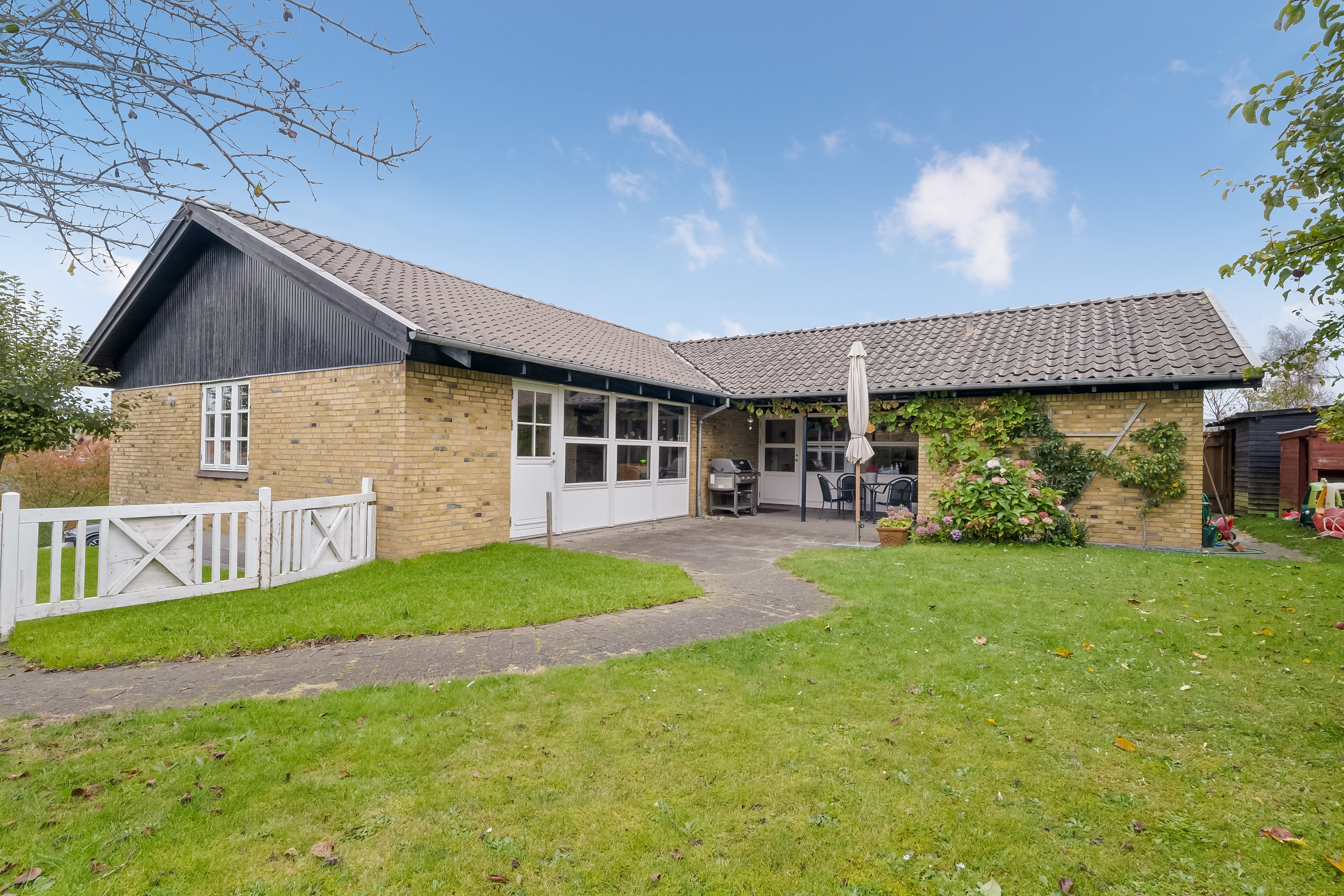 Fremhævet facade billede i fuldskærmstilstand. Billede af Bellingehøjen 15, Bellinge, 5250 Odense SV