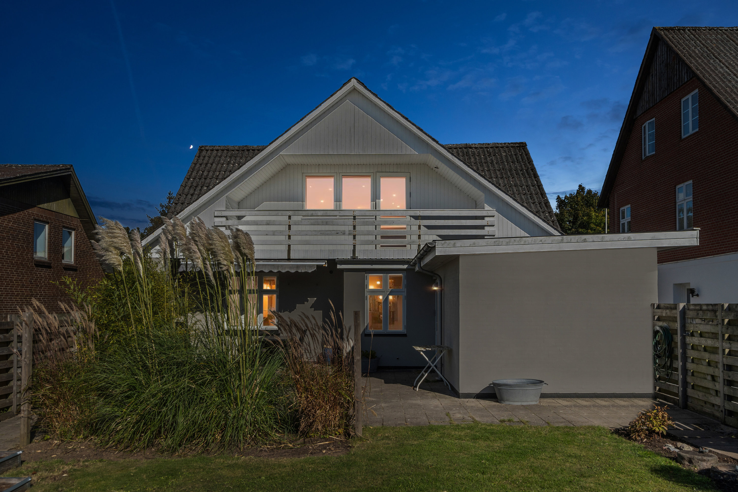 Fremhævet set fra haven billede i fuldskærmstilstand. Billede af Kirkevej 11, 6040 Egtved