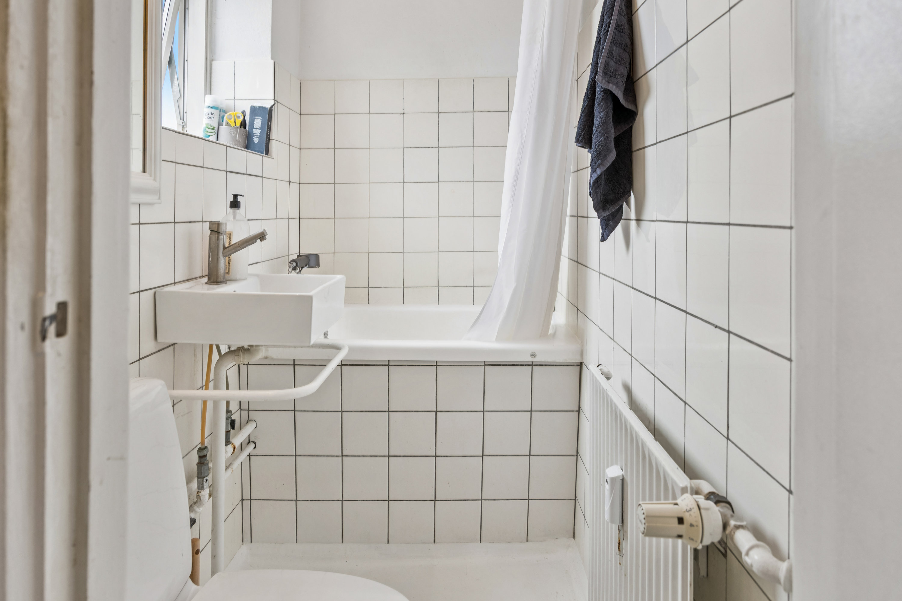 Fremhævet badeværelse billede i fuldskærmstilstand. Billede af Løvspringsvej 4A, 2. tv., 2920 Charlottenlund