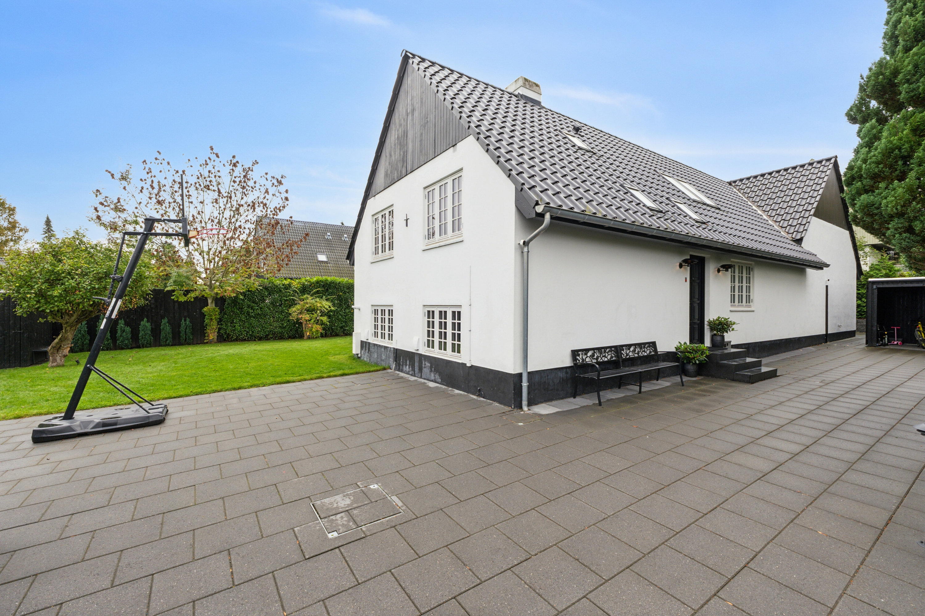 Fremhævet set fra vejen billede i fuldskærmstilstand. Billede af Sophienberg Vænge 43, 2960 Rungsted Kyst