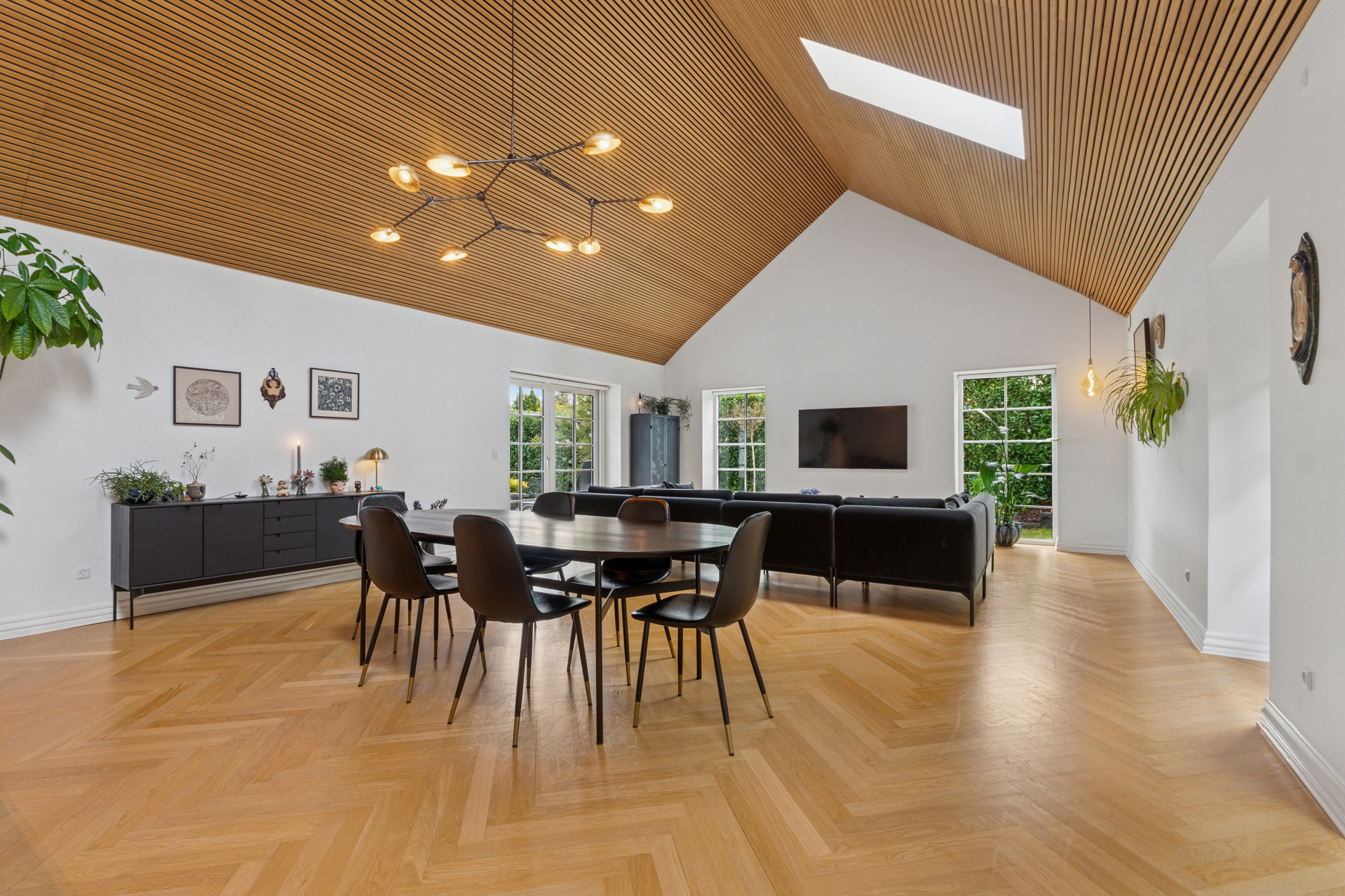 Fremhævet spisestue billede i fuldskærmstilstand. Billede af Sophienberg Vænge 43, 2960 Rungsted Kyst