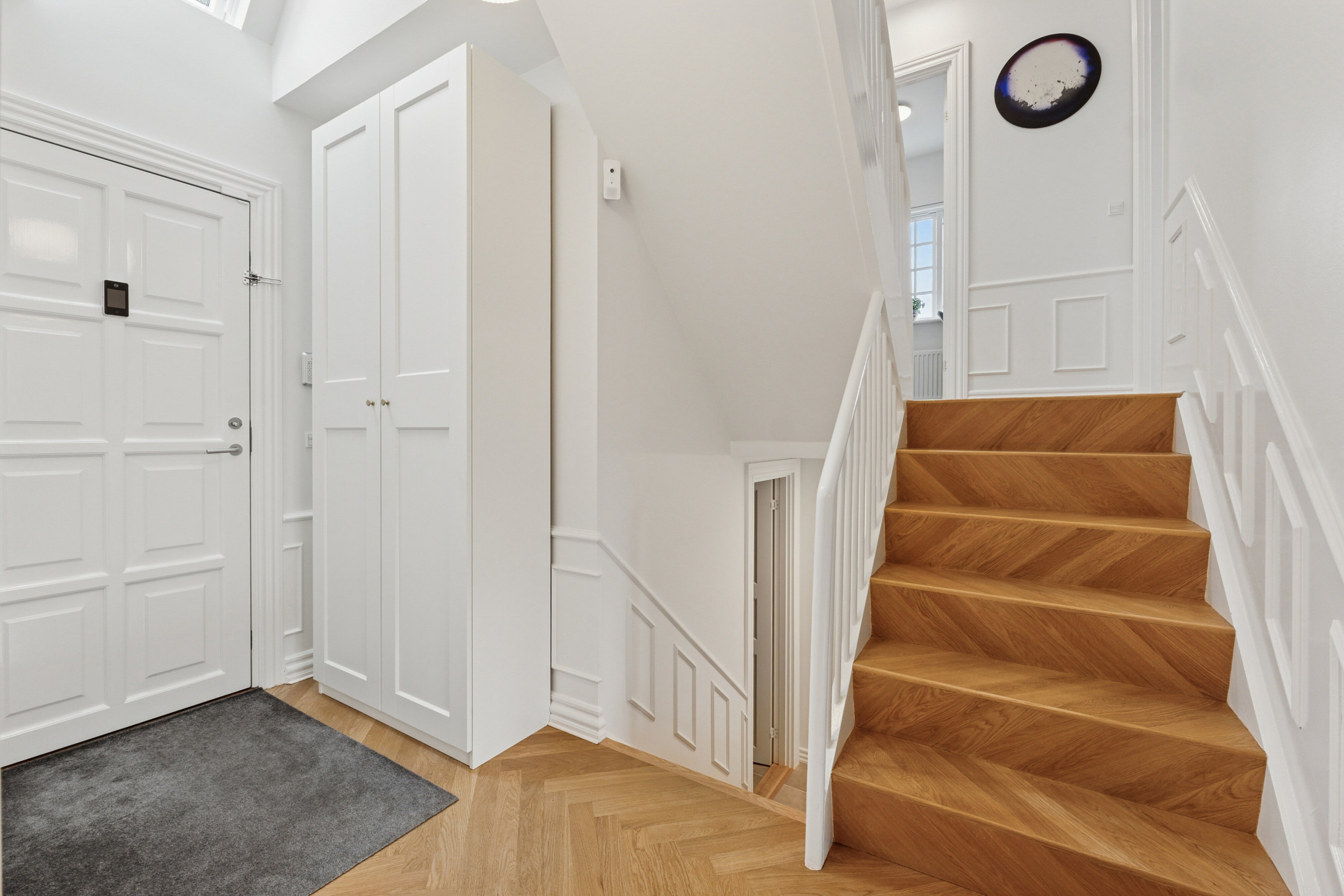 Fremhævet gang billede i fuldskærmstilstand. Billede af Sophienberg Vænge 43, 2960 Rungsted Kyst