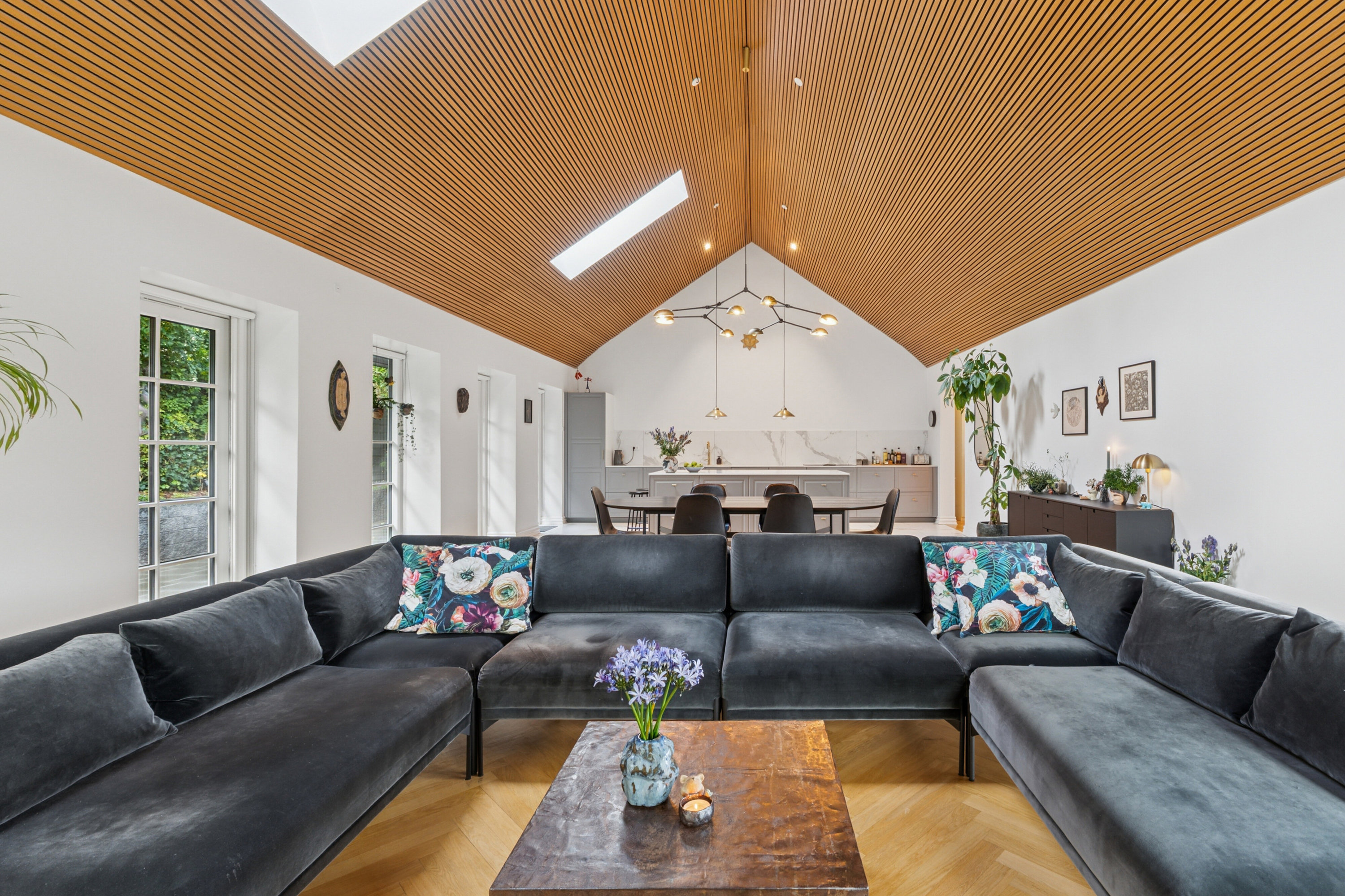 Fremhævet stue billede i fuldskærmstilstand. Billede af Sophienberg Vænge 43, 2960 Rungsted Kyst