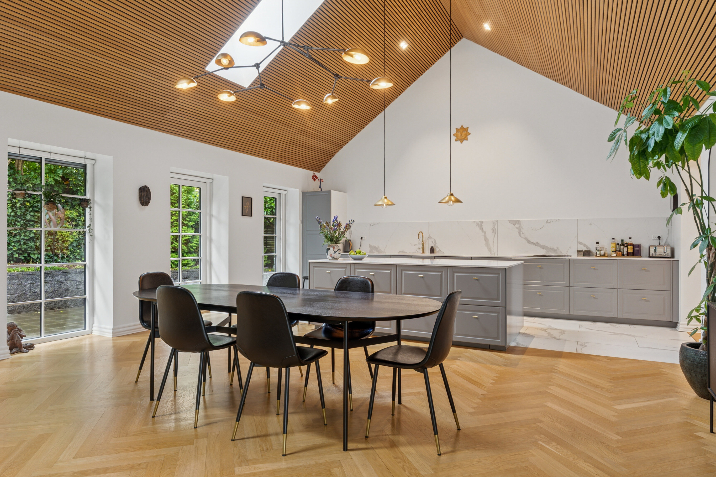 Fremhævet spisestue billede i fuldskærmstilstand. Billede af Sophienberg Vænge 43, 2960 Rungsted Kyst