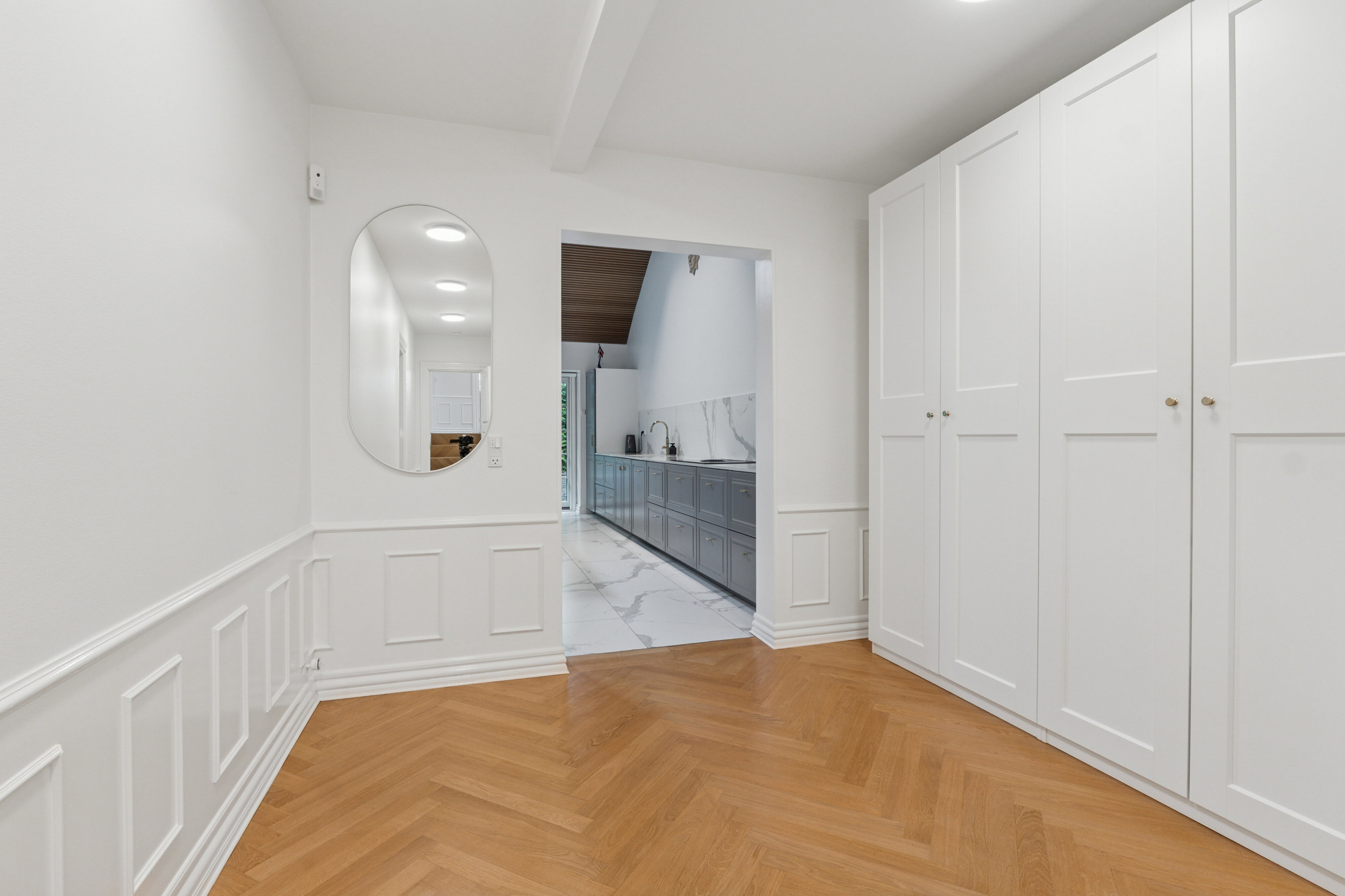 Fremhævet gang billede i fuldskærmstilstand. Billede af Sophienberg Vænge 43, 2960 Rungsted Kyst