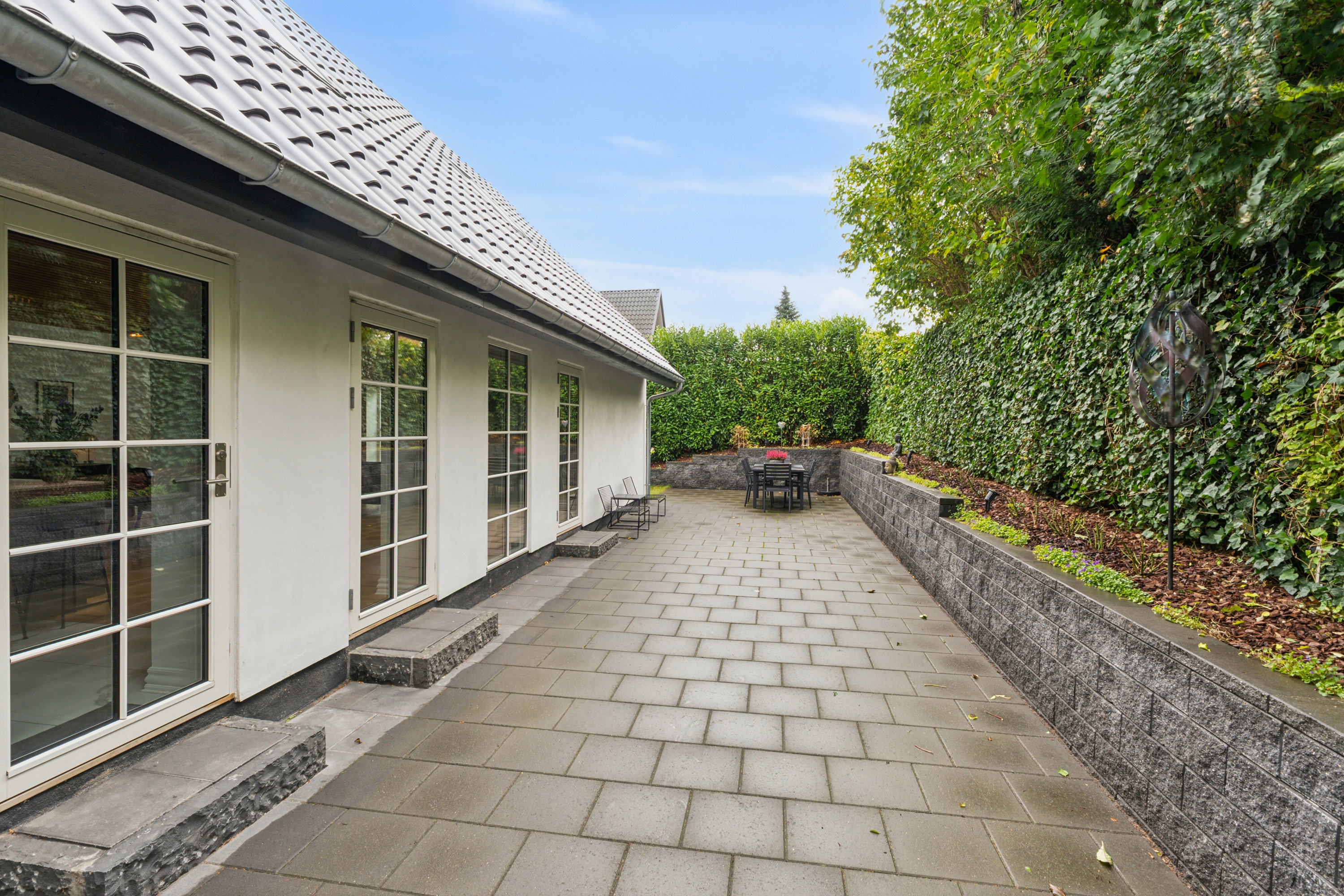 Fremhævet set fra haven billede i fuldskærmstilstand. Billede af Sophienberg Vænge 43, 2960 Rungsted Kyst