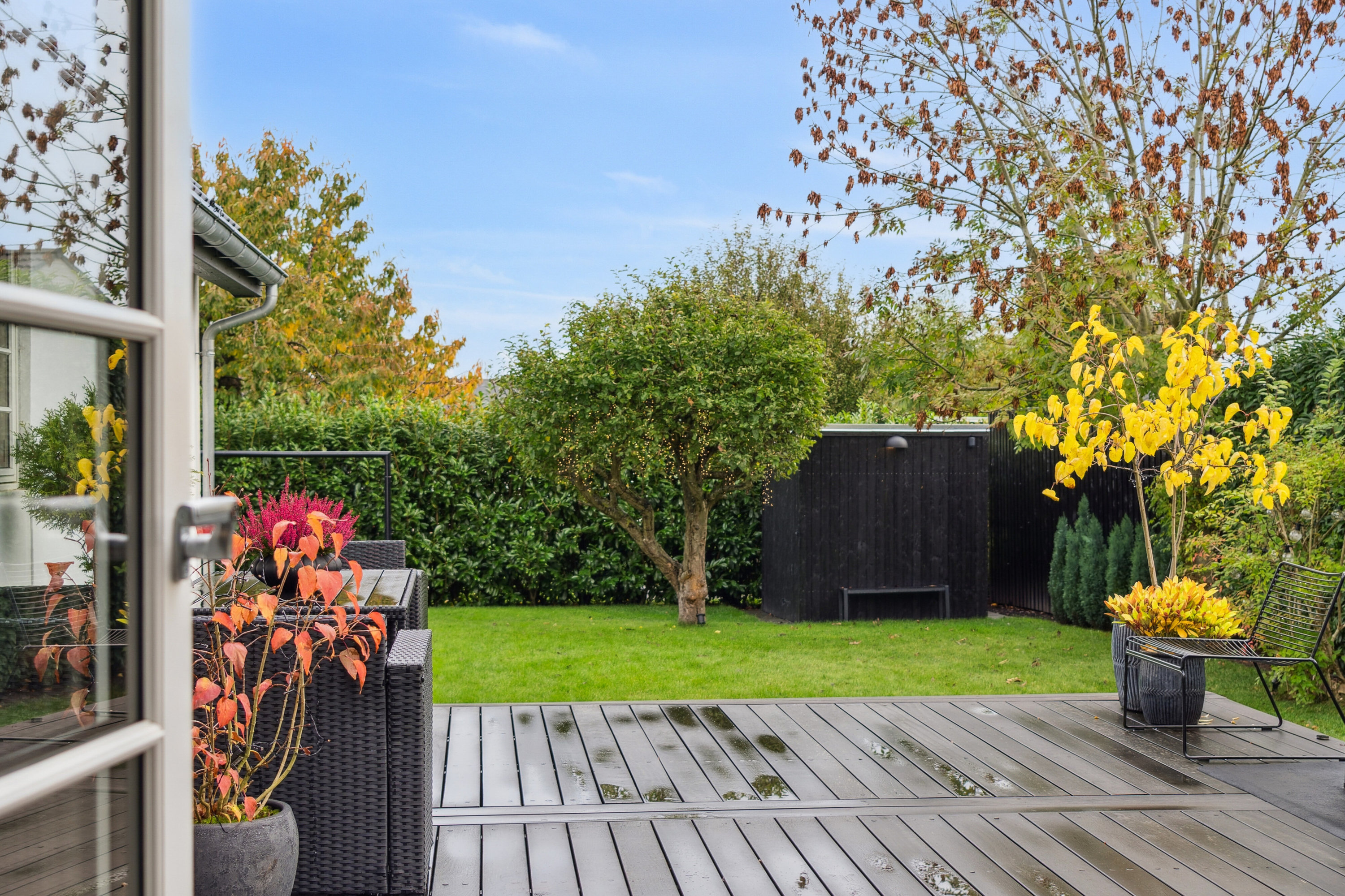 Fremhævet terrasse billede i fuldskærmstilstand. Billede af Sophienberg Vænge 43, 2960 Rungsted Kyst