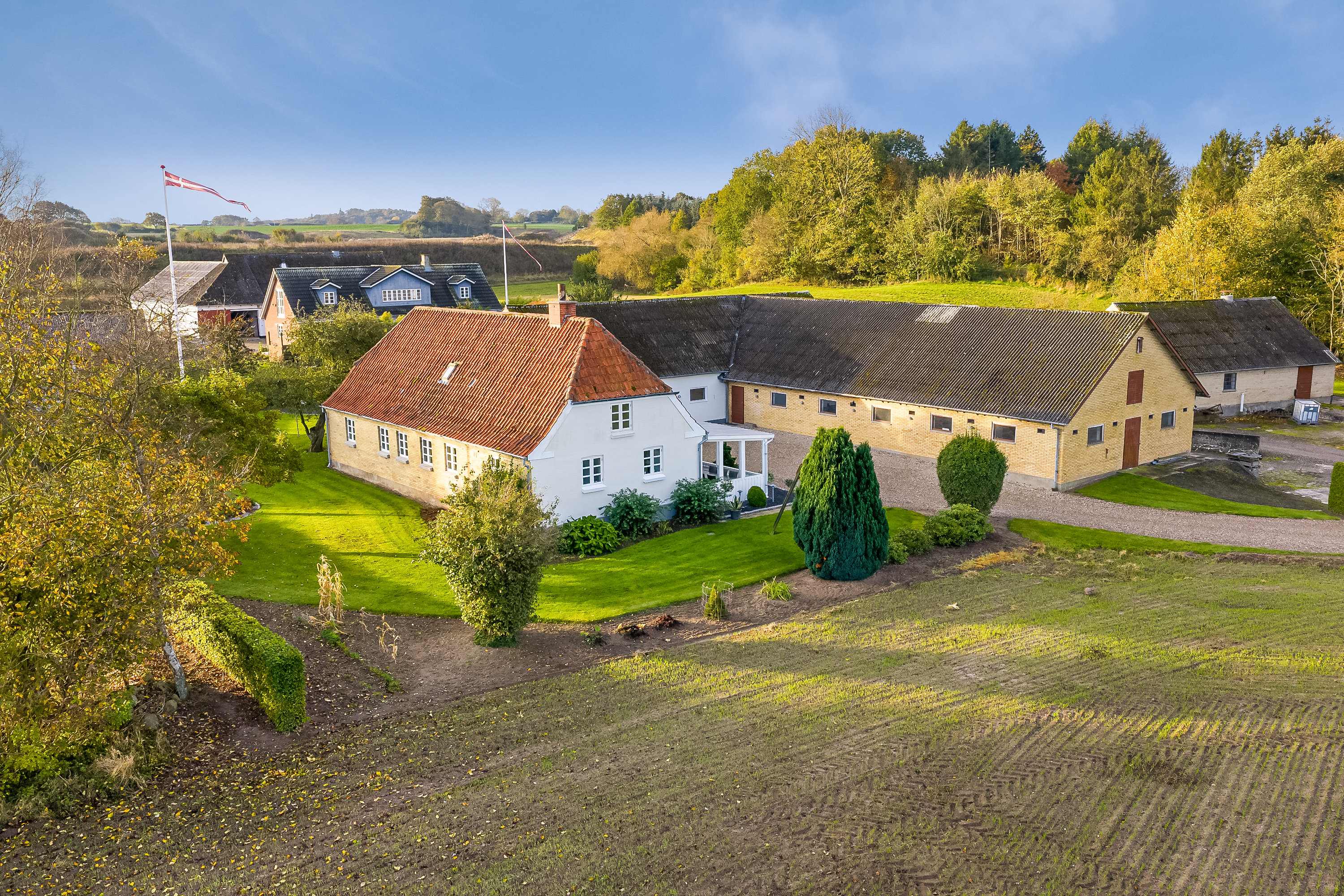 Fremhævet facade billede i fuldskærmstilstand. Billede af Odensevej 24, Skallebjerg, 5683 Haarby