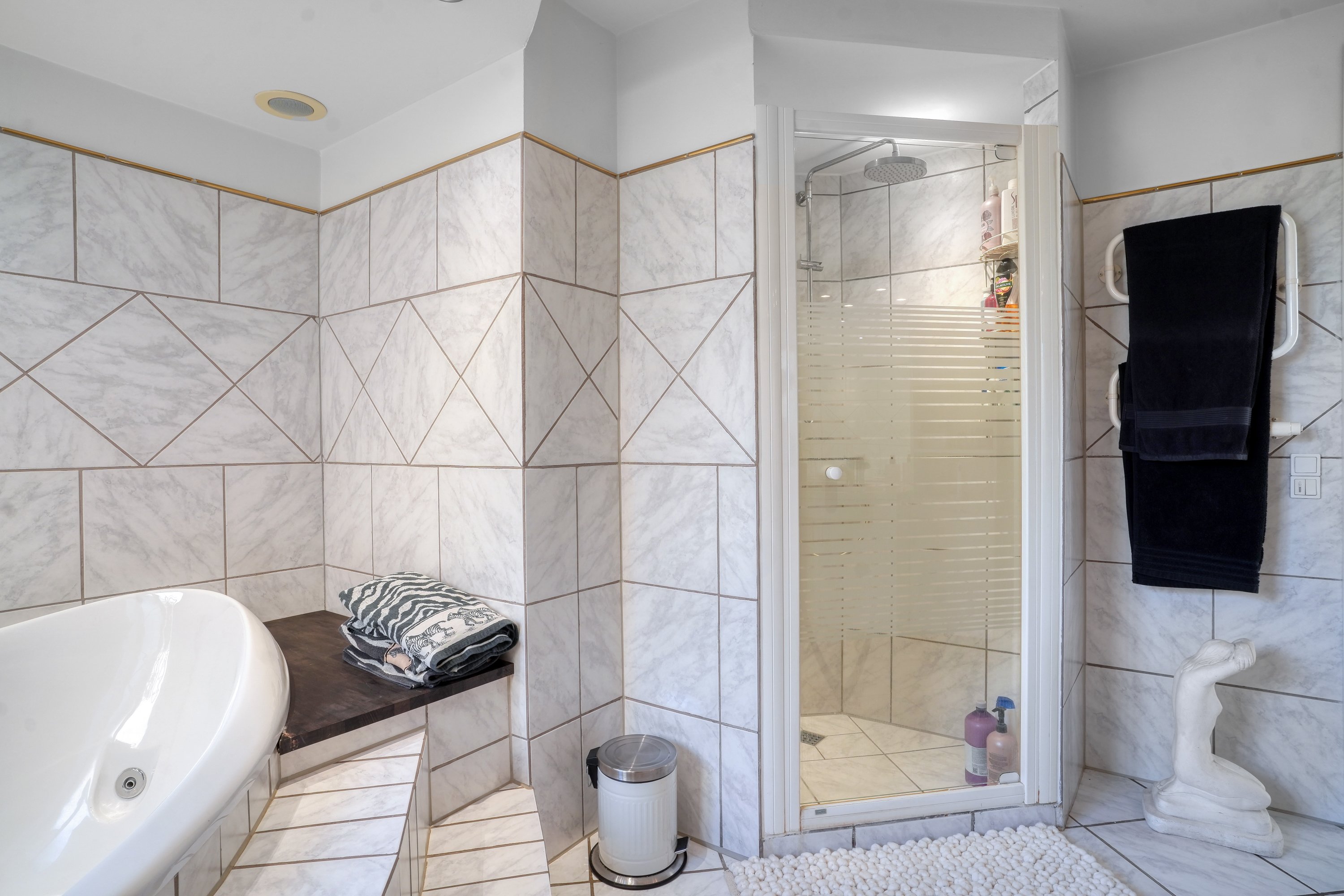 Fremhævet badeværelse billede i fuldskærmstilstand. Billede af Fyrrebakken 7, 3400 Hillerød