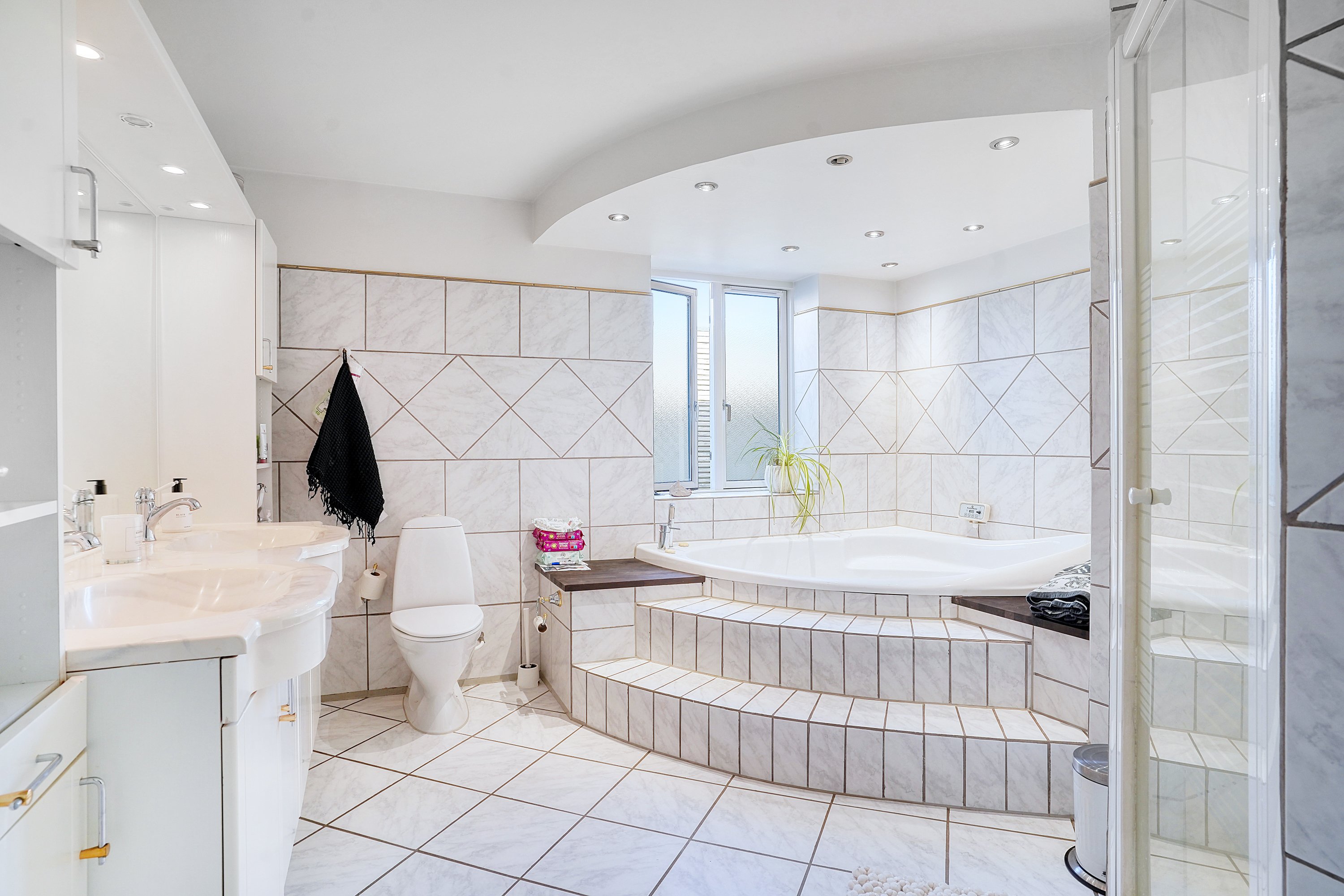 Fremhævet badeværelse billede i fuldskærmstilstand. Billede af Fyrrebakken 7, 3400 Hillerød