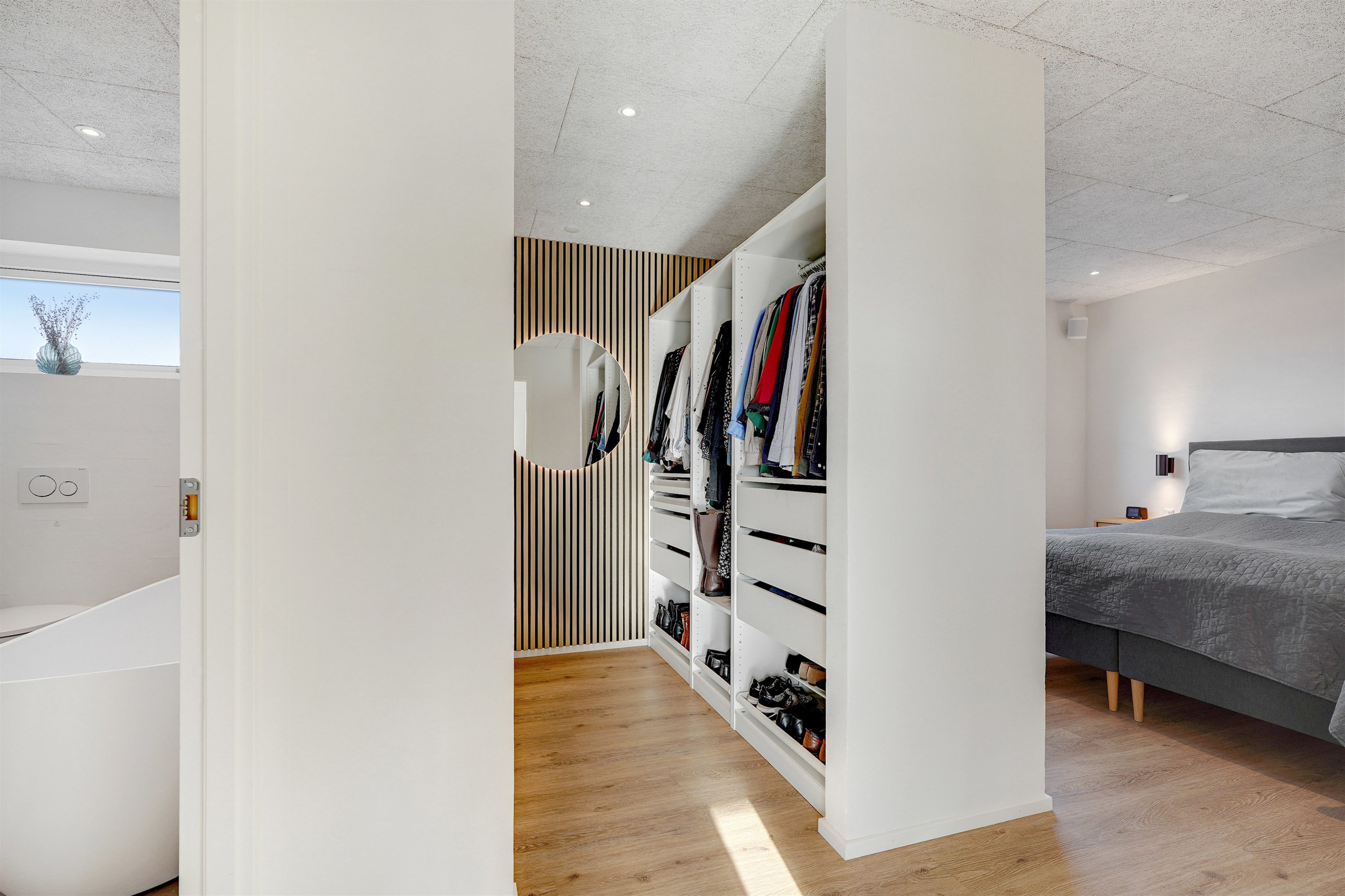 Fremhævet walkin closet billede i fuldskærmstilstand. Billede af Mariehønen 15, 7190 Billund