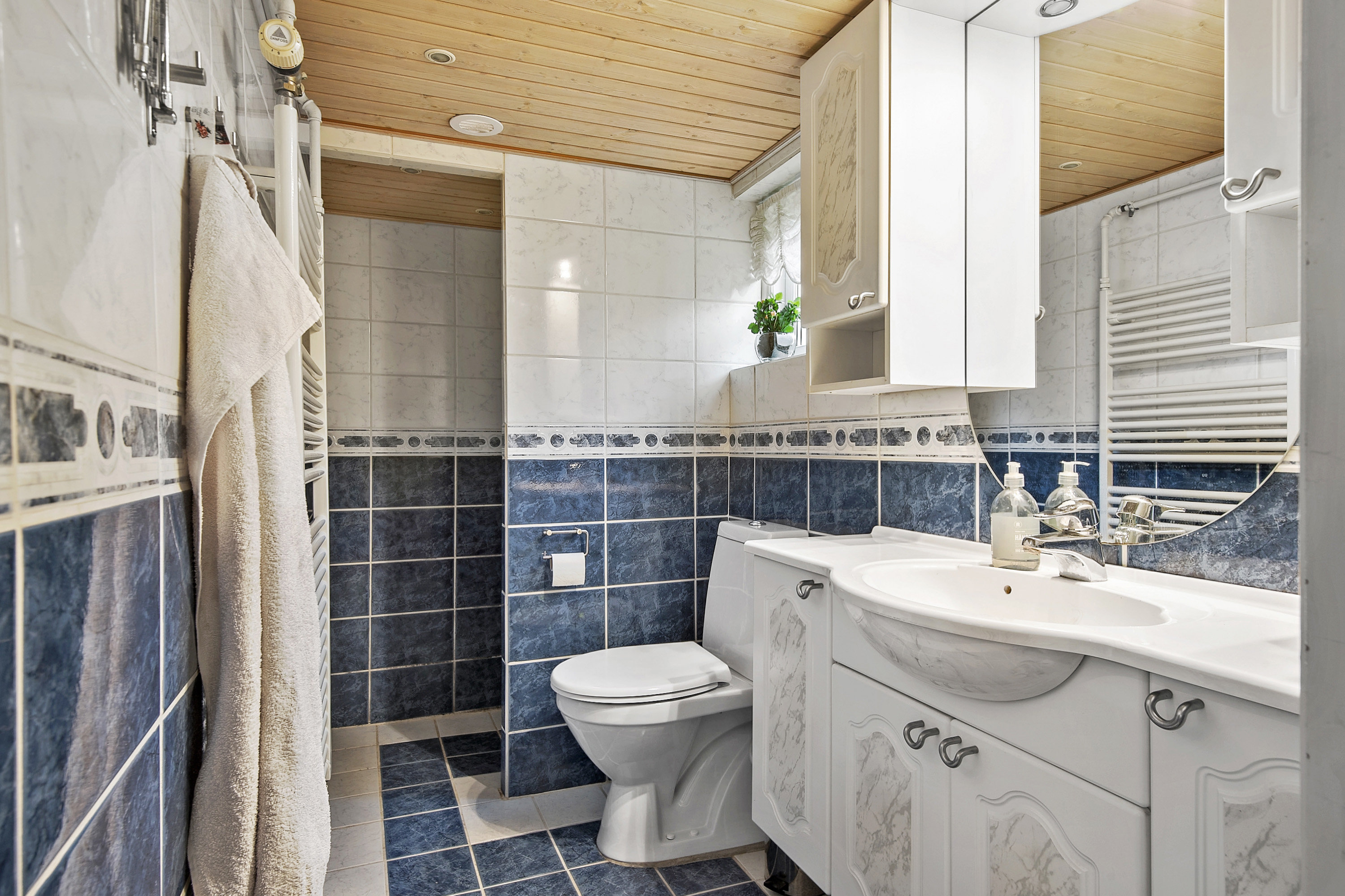 Fremhævet badeværelse billede i fuldskærmstilstand. Billede af Varpelev Bygade 25, Varpelev, 4652 Hårlev