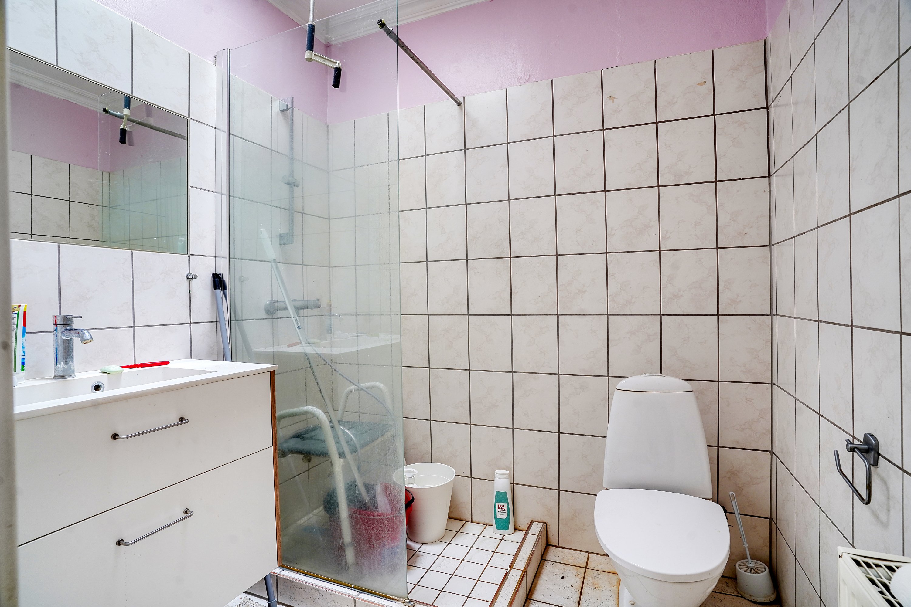 Fremhævet badeværelse billede i fuldskærmstilstand. Billede af Kongevejen 70, 3000 Helsingør