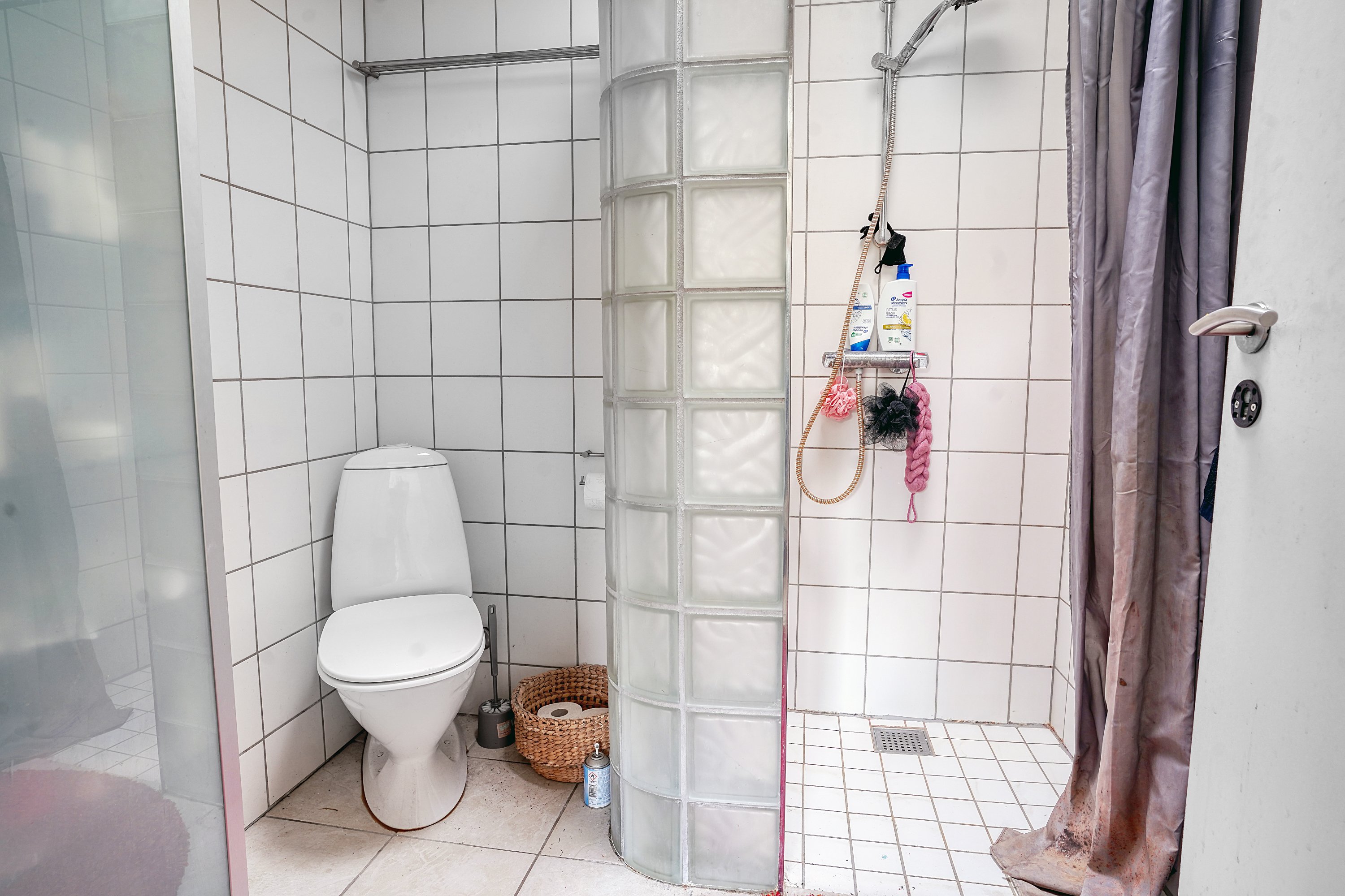 Fremhævet badeværelse billede i fuldskærmstilstand. Billede af Kongevejen 70, 3000 Helsingør