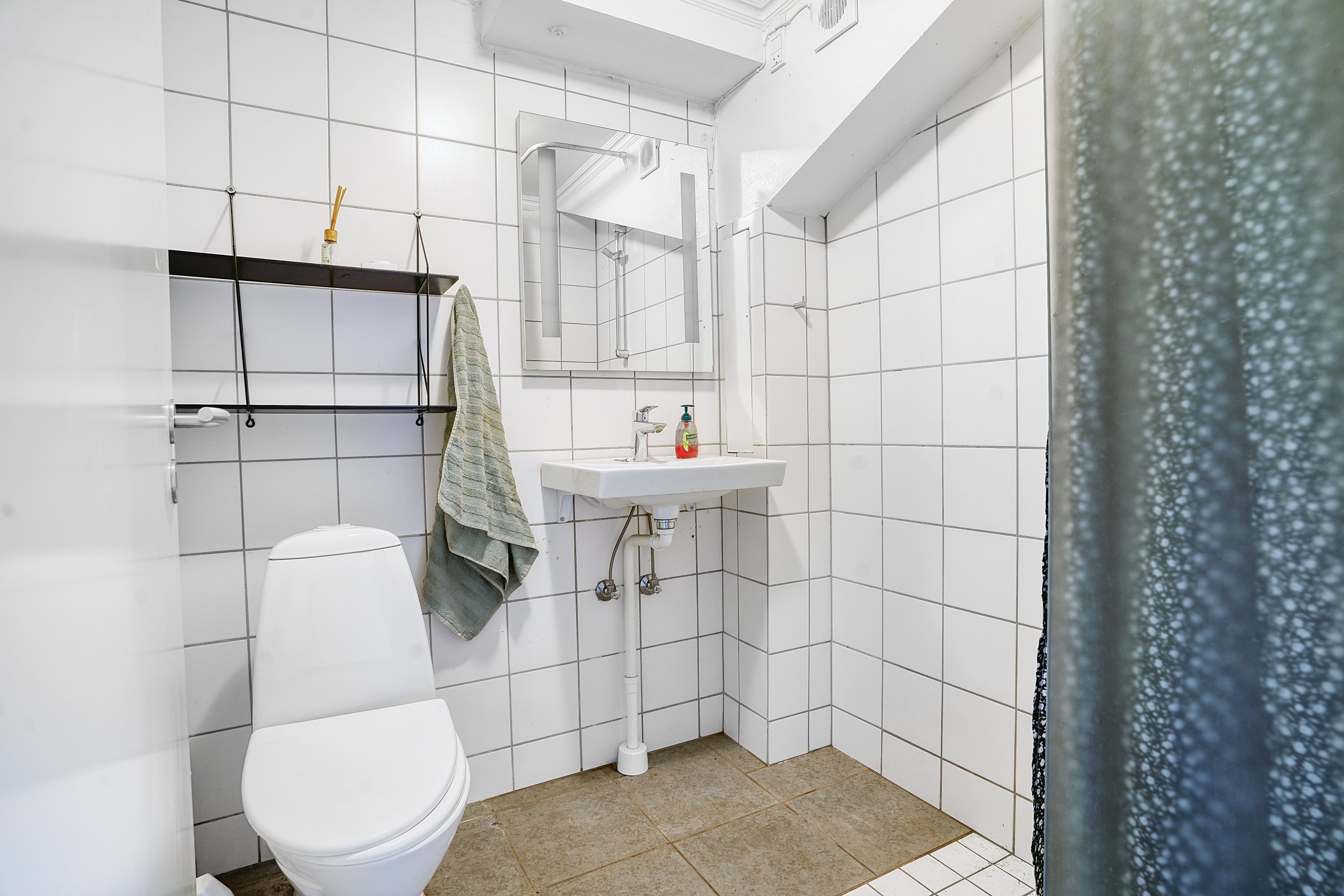 Fremhævet badeværelse billede i fuldskærmstilstand. Billede af Kongevejen 70, 3000 Helsingør