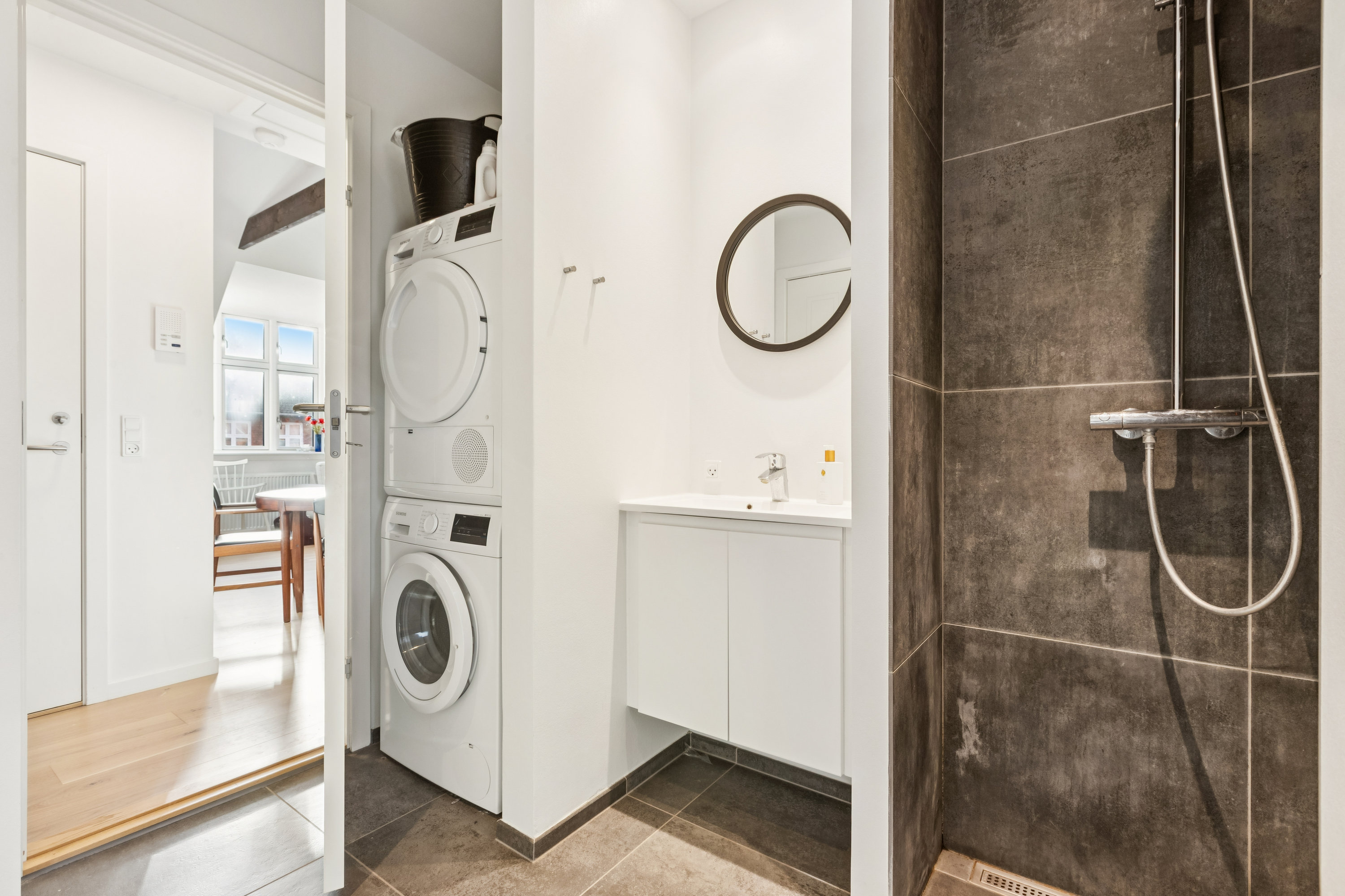 Fremhævet badeværelse billede i fuldskærmstilstand. Billede af Kongedybet 2, 5. tv., 2300 København S