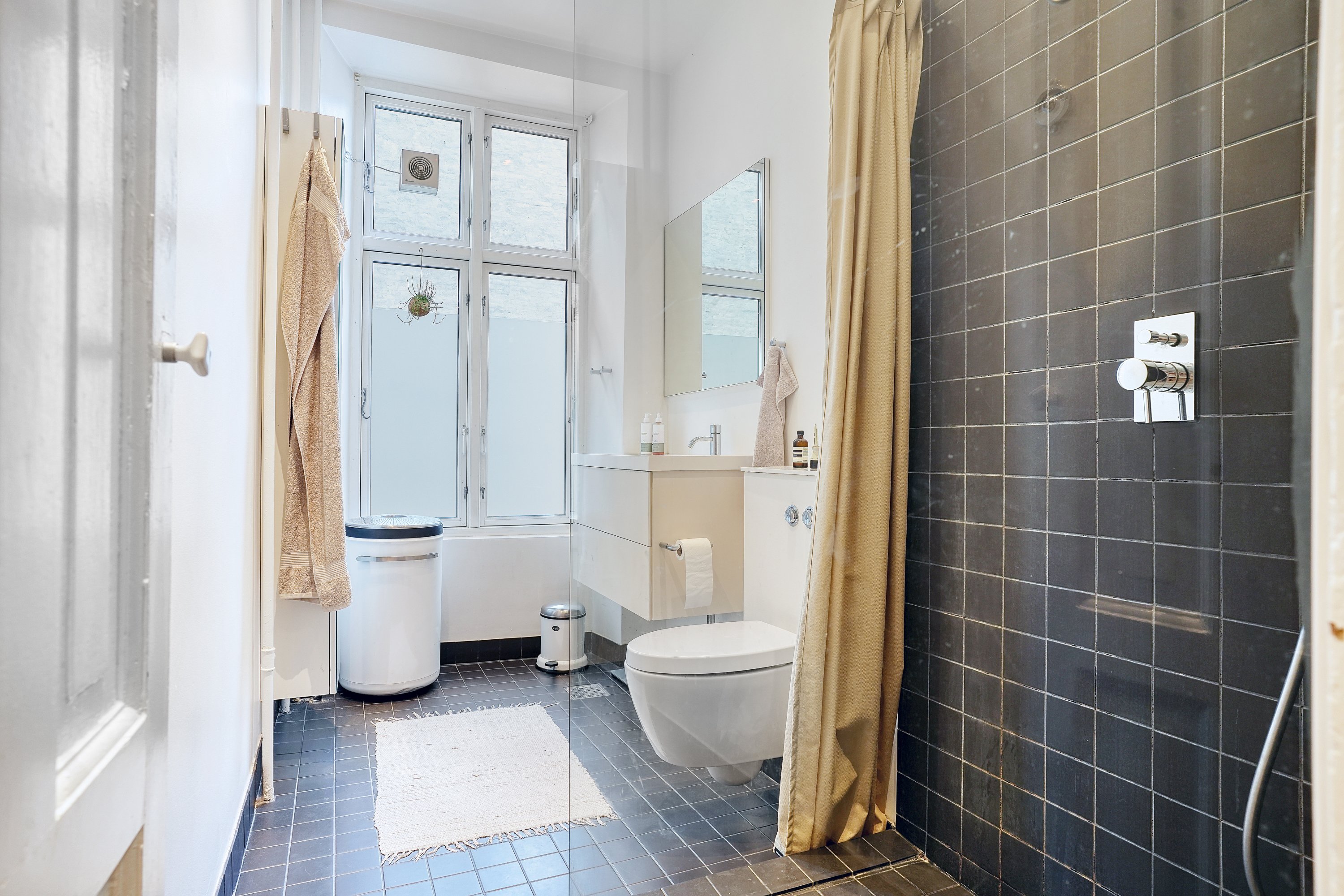 Fremhævet badeværelse billede i fuldskærmstilstand. Billede af Holsteinsgade 7, 2., 2100 København Ø