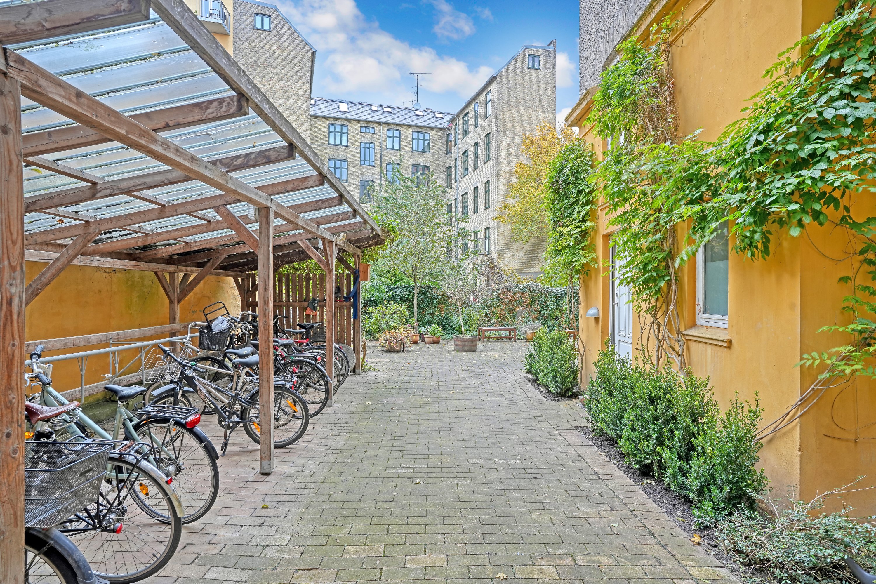 Fremhævet gårdmiljø billede i fuldskærmstilstand. Billede af Holsteinsgade 7, 2., 2100 København Ø