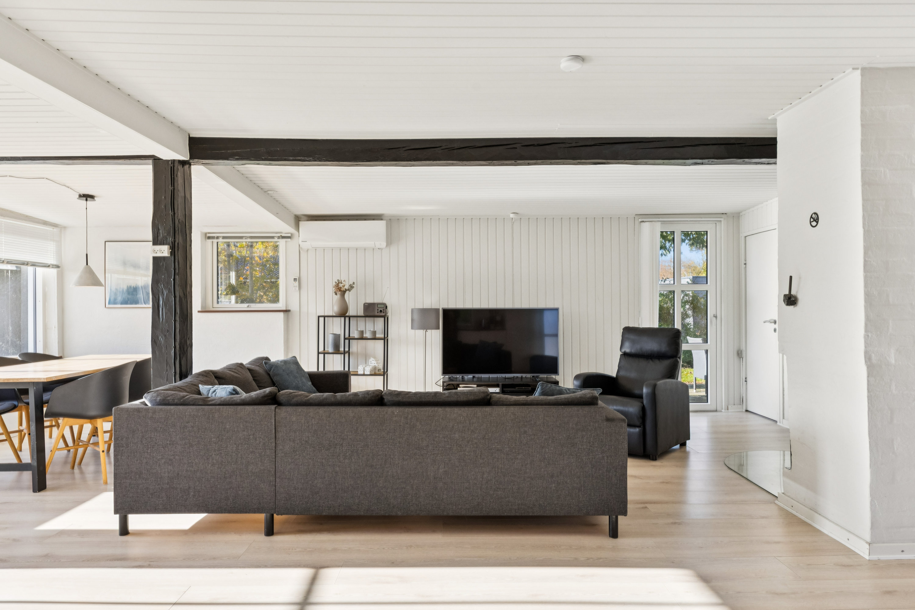 Fremhævet stue billede i fuldskærmstilstand. Billede af Fyrremose 78, Skovmose, 6470 Sydals