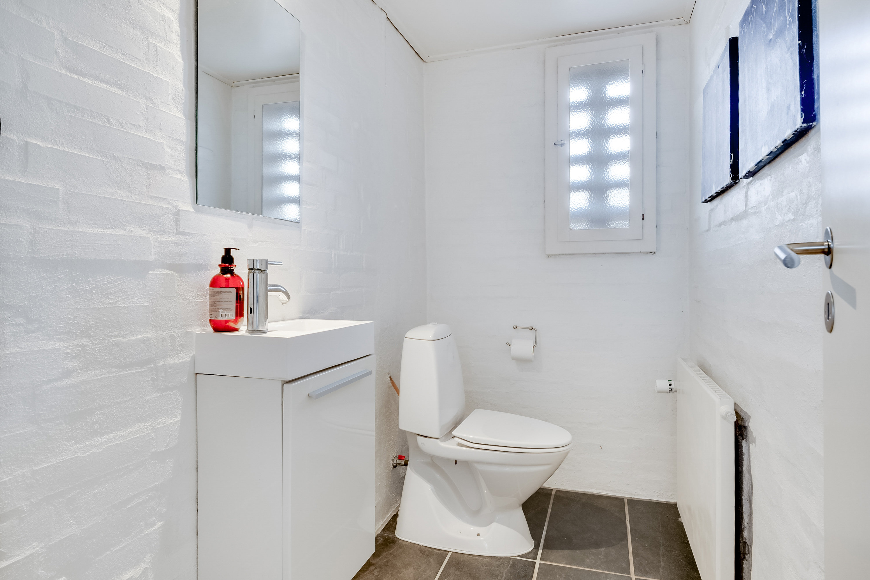 Fremhævet toilet billede i fuldskærmstilstand. Billede af Kåsvænget 21, Strib, 5500 Middelfart