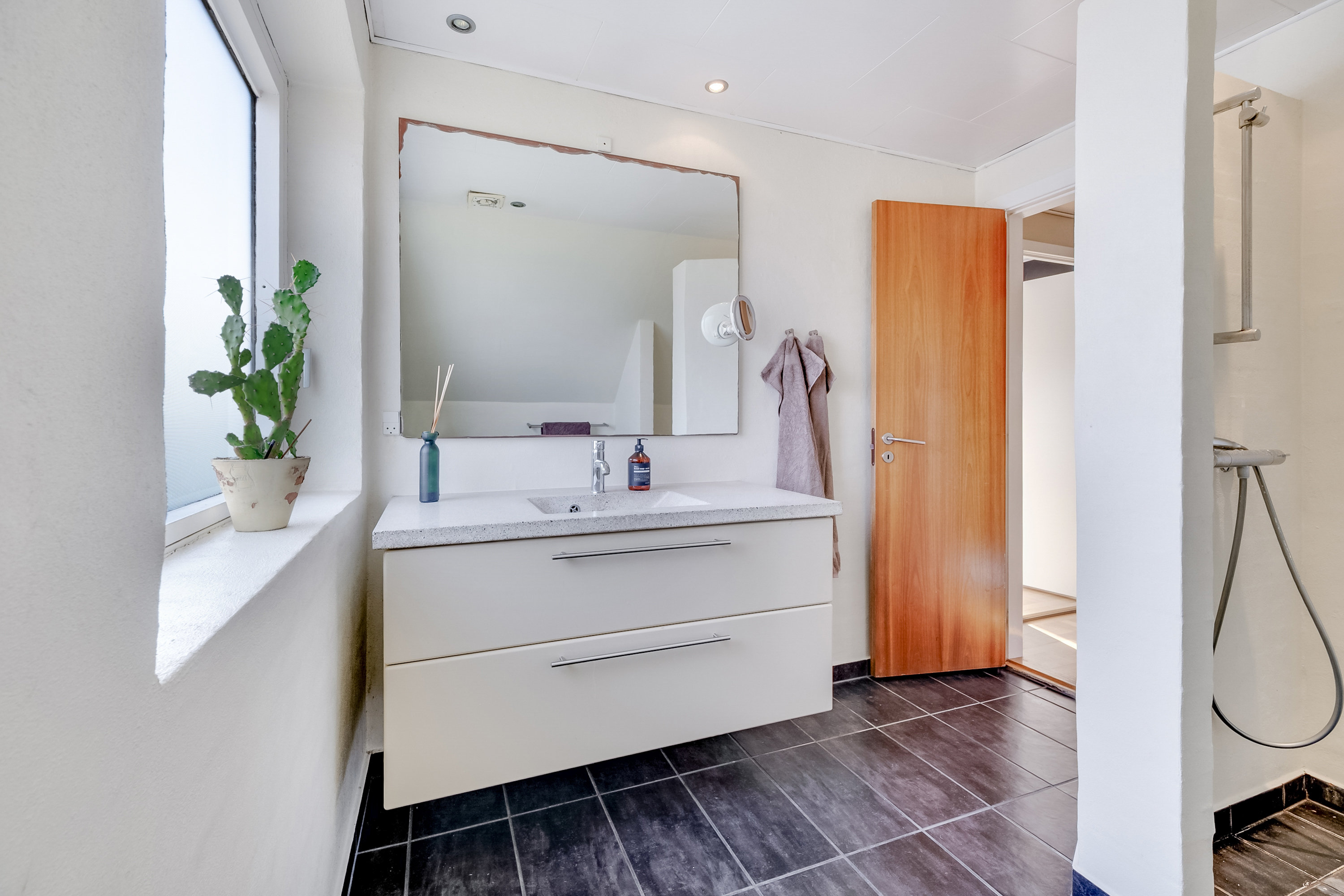 Fremhævet badeværelse billede i fuldskærmstilstand. Billede af Kåsvænget 21, Strib, 5500 Middelfart