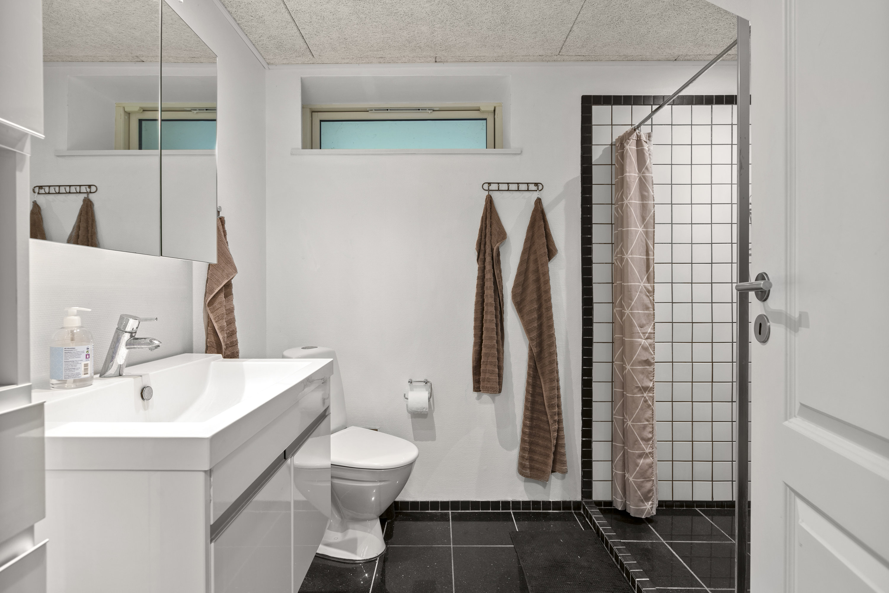 Fremhævet badeværelse billede i fuldskærmstilstand. Billede af Lerchenfeldvej 47, 4400 Kalundborg