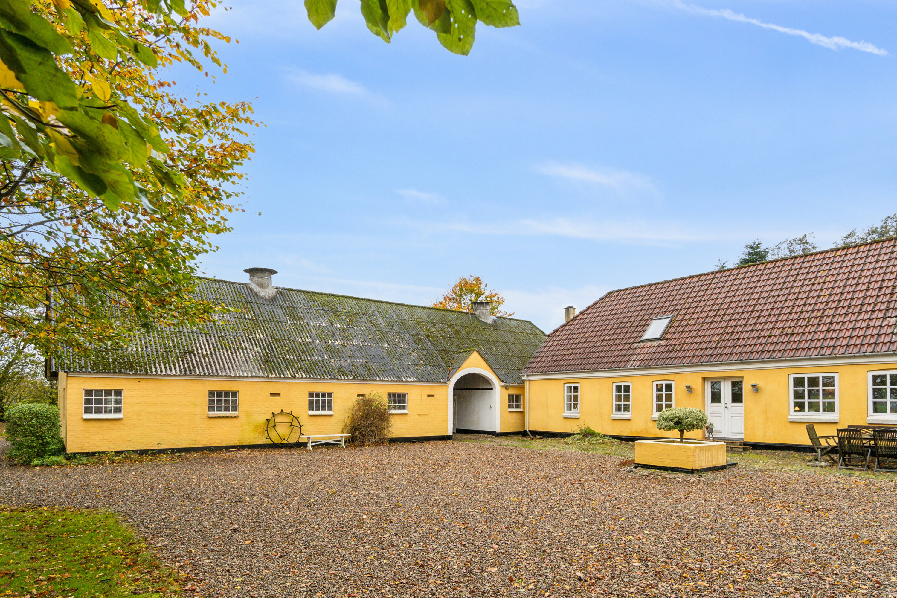 Fremhævet gårdmiljø billede i fuldskærmstilstand. Billede af Varmkærvej 11, Varmkær, 6040 Egtved