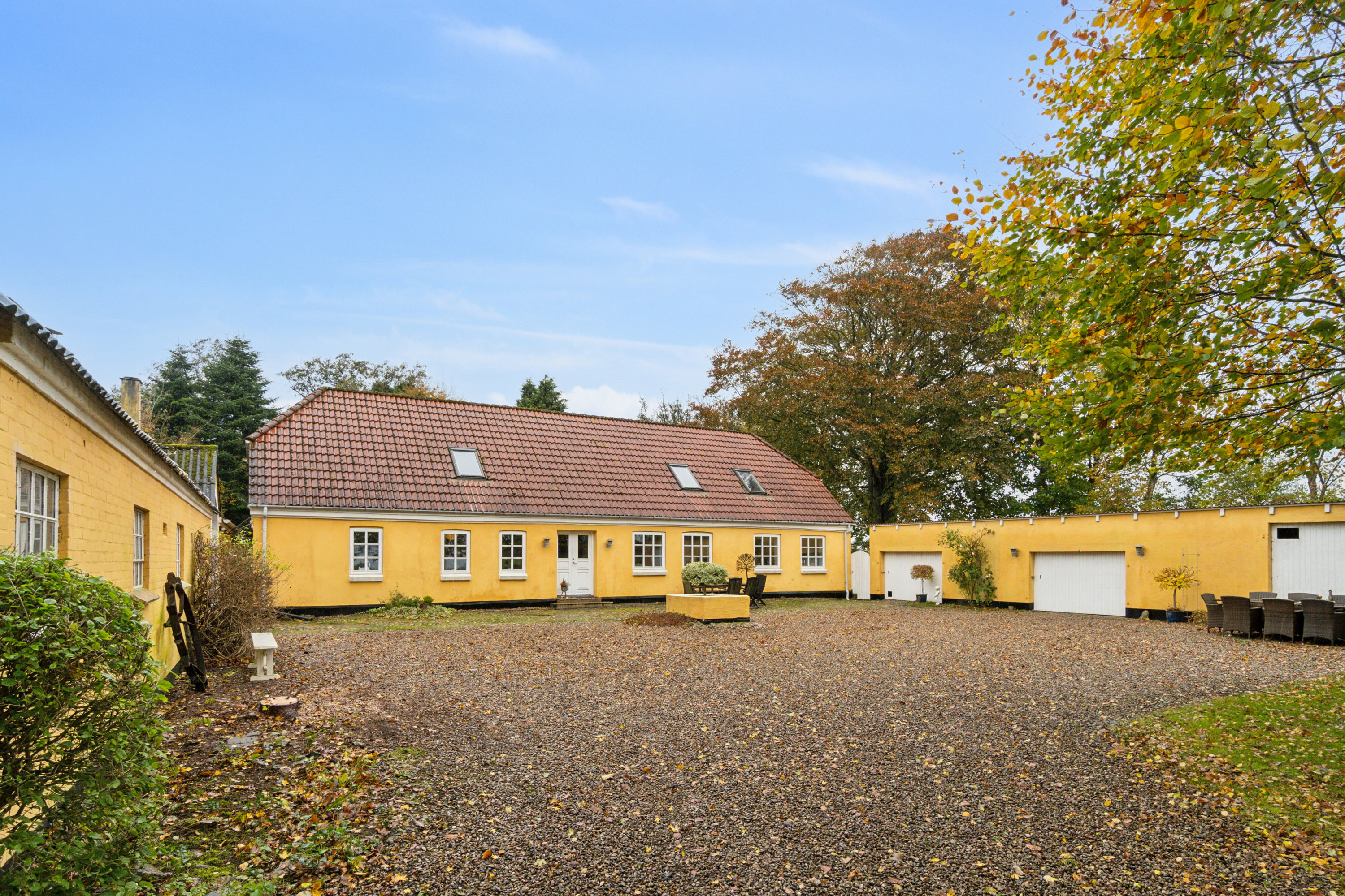 Fremhævet gårdmiljø billede i fuldskærmstilstand. Billede af Varmkærvej 11, Varmkær, 6040 Egtved