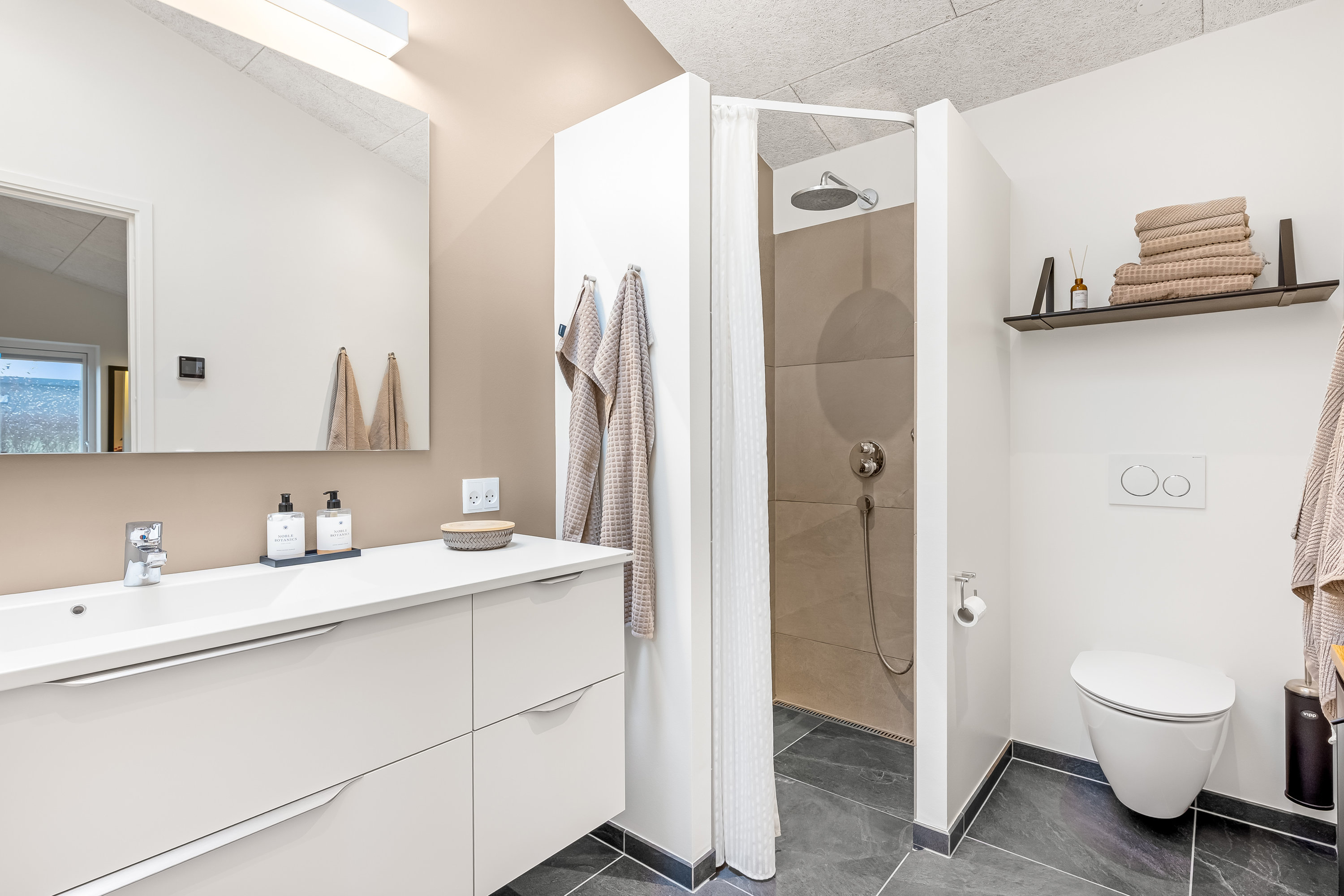 Fremhævet badeværelse billede i fuldskærmstilstand. Billede af Under Hvidtjørnen 43, Halgårde, 7500 Holstebro