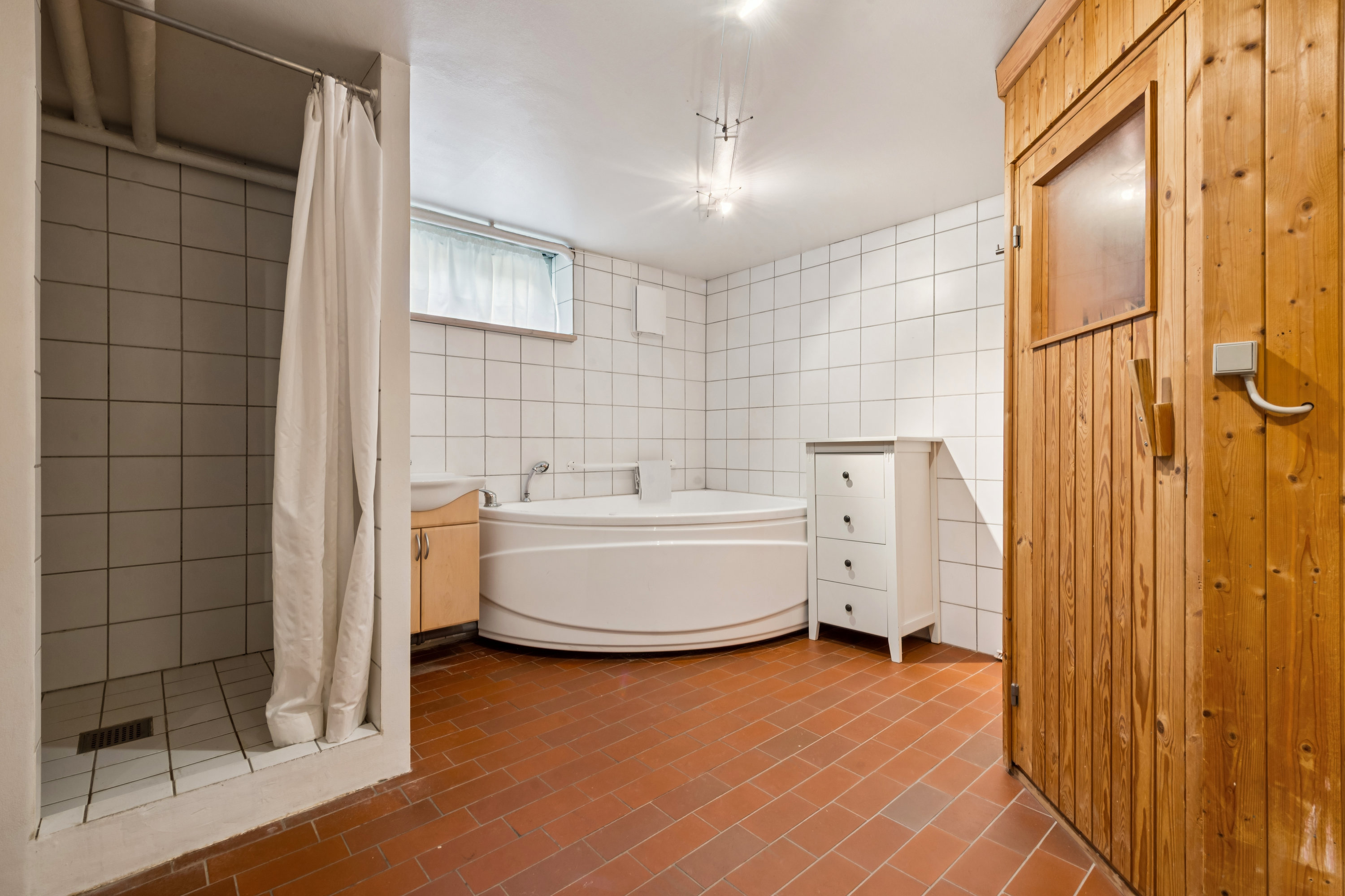 Fremhævet badeværelse billede i fuldskærmstilstand. Billede af Dalvangen 43, 2700 Brønshøj