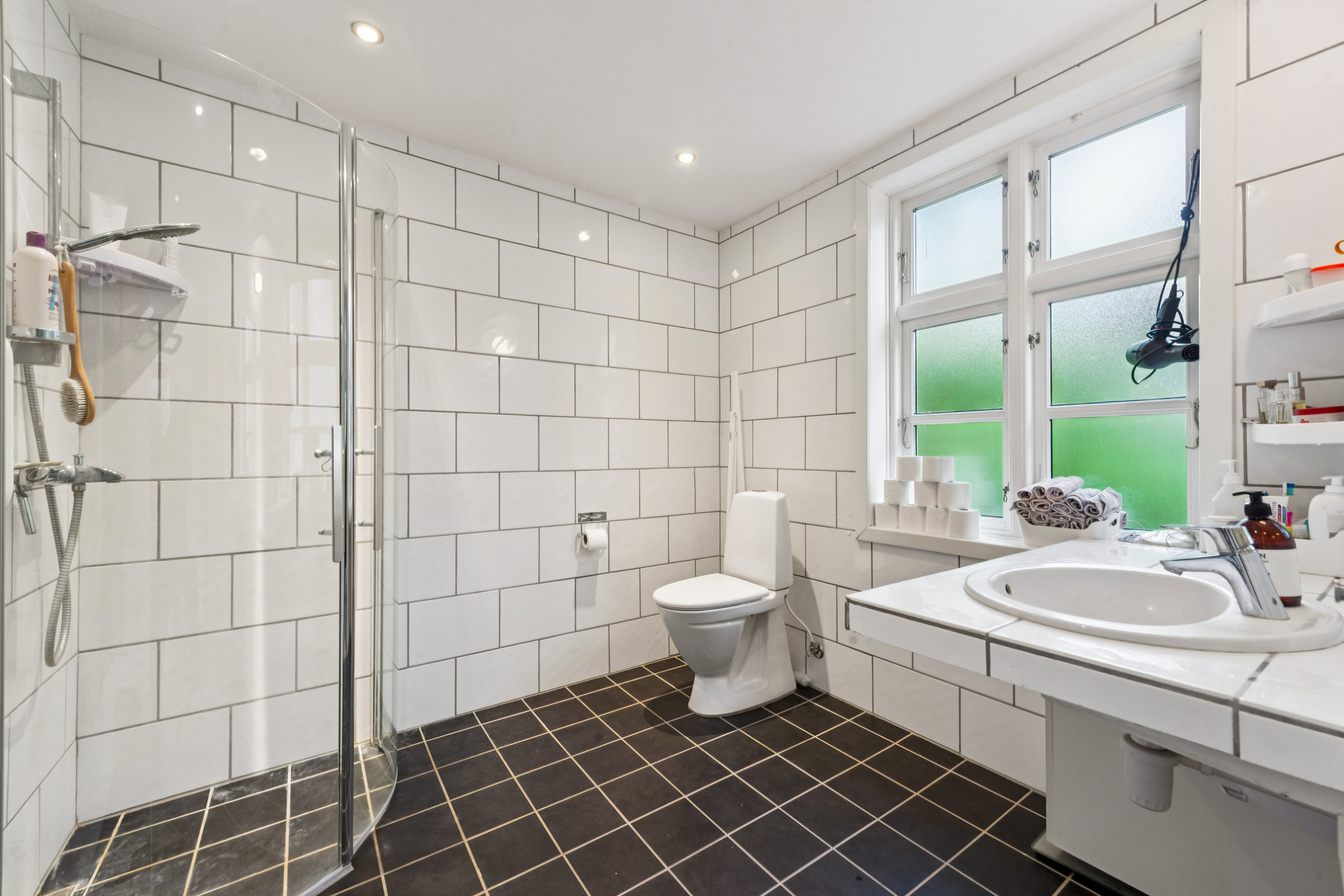 Fremhævet badeværelse billede i fuldskærmstilstand. Billede af Dalvangen 43, 2700 Brønshøj