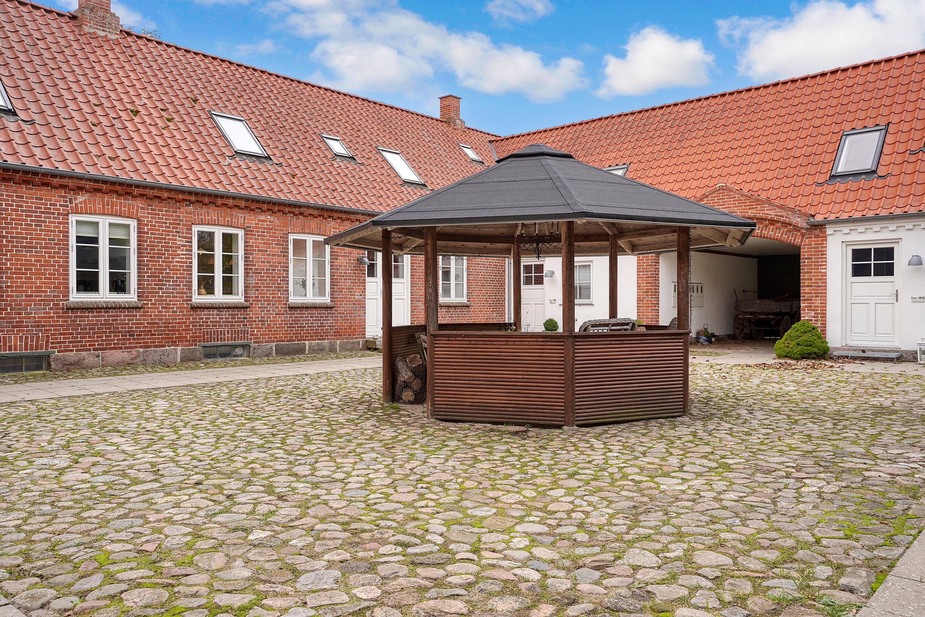 Fremhævet gårdsplads billede i fuldskærmstilstand. Billede af Agerkær 18C, Udsholt, 3250 Gilleleje